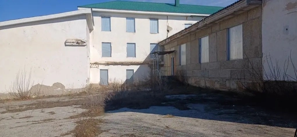 Нежилое здание, 4-этажное, общей площадью 2196,6 кв.м., с кадастровым номером 02:50:100104:189, и земельный участок, площадью 15924 кв.м., с кадастровым номером 02:50:100104:3