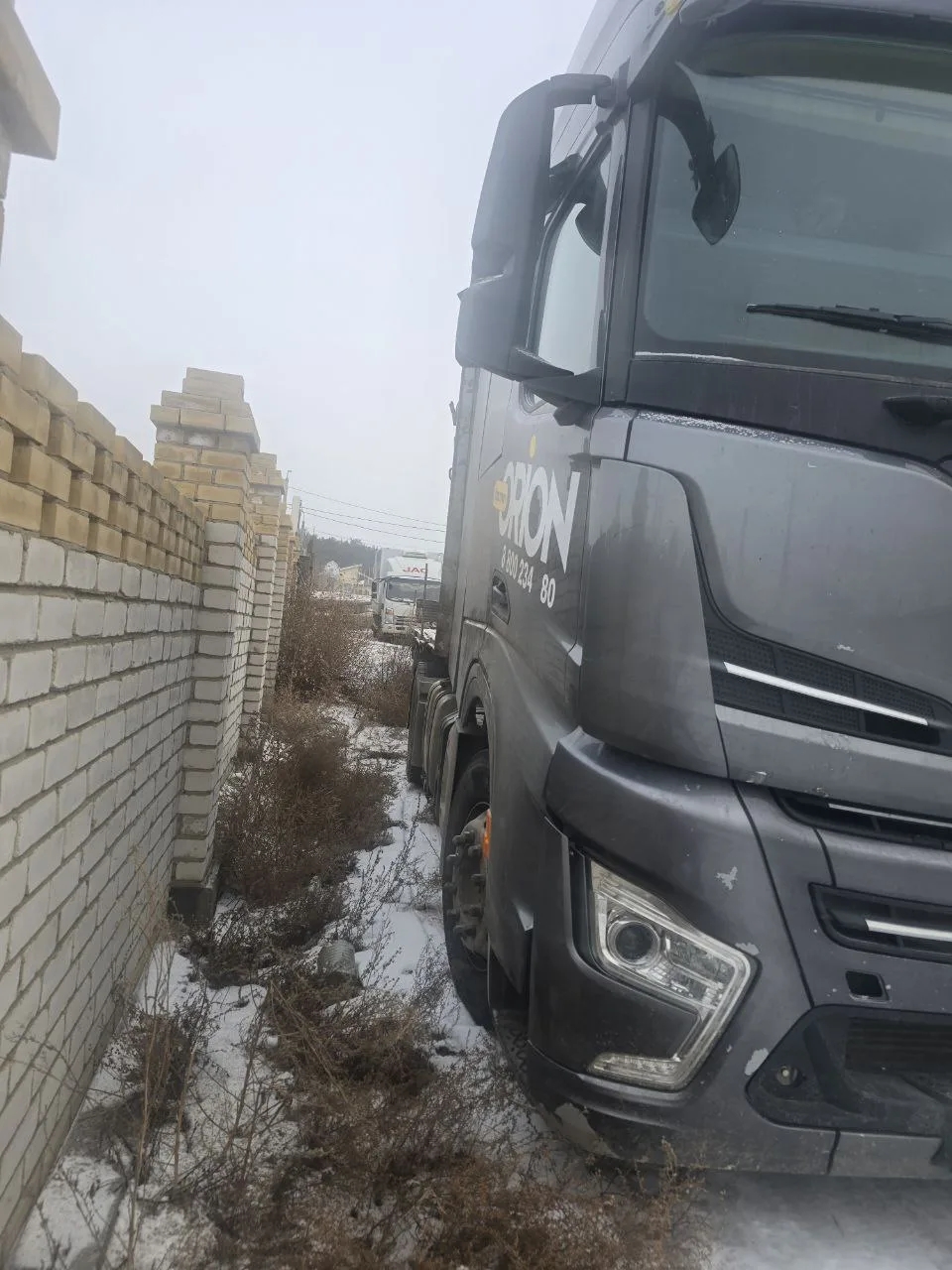 Специализированная техника, SHACMAN, SX4188YY381, 2023 г.в., г/н О757ЕС75, цвет серый, VIN: LZGJD3X11PX104001, Номер шасси (рамы): LZGJD3X11PX104001, ПТС отсутствует. Техника имеет повреждение в виде сколов краски, трещины переднего бампера по всему периметру, повреждена передняя левая фара в виде скола, техника не на ходу не исправен двигатель