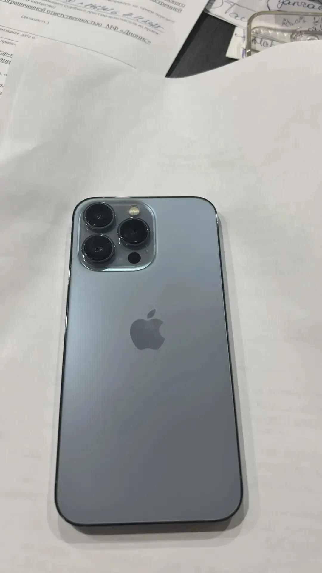 мобильный телефон марки "Iphone 15 Pro Max" в корпусе серого цвета с защитным чехлом 1 шт.