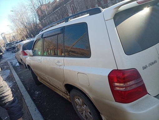 Автомобиль марка «TOYOTA KLUGER», 2001 г.в., г/н Е900СО75, номер кузова (прицепа): MCU25-0044260. цвет белый. ПТС отсутствует. Левая пассажирская двери имеет повреждения от механического воздействия, по периметру ТС имеются сколы лакокрасочного покрытия.