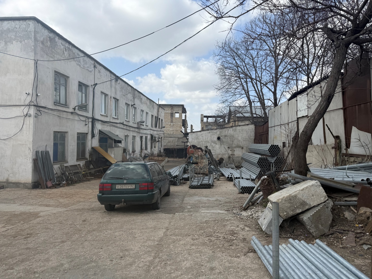 Объекты недвижимого имущества (нежилые здания), переданные в пользование по договору аренды ООО «Технопарк» (ОГРН 1169102081411) до 25.10.2026 с  расположенным под ними земельным участком по адресу: Республика Крым, г. Симферополь, ул. Ладыгина, 52А