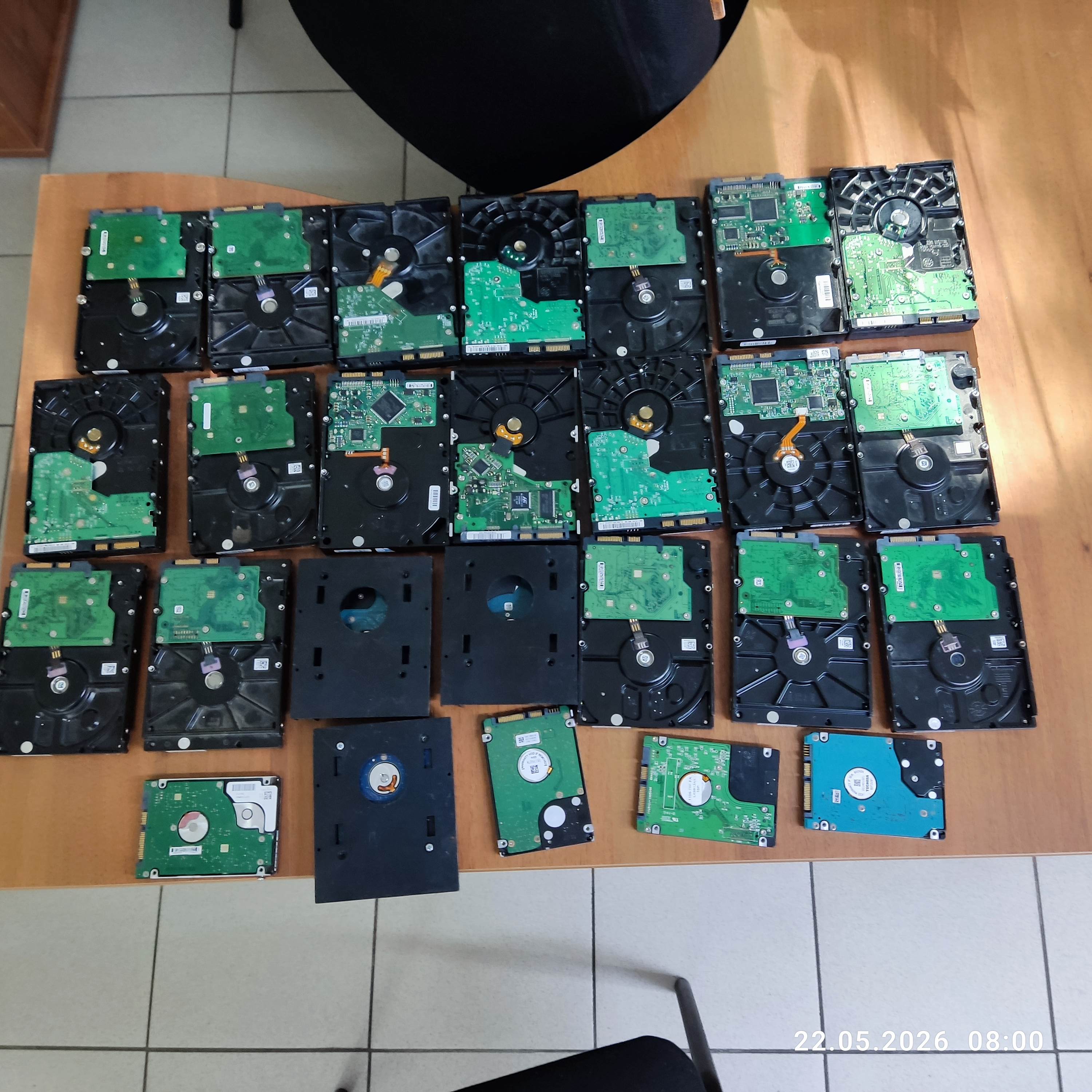 Лот №10 Накопители на жестких дисках объемом от 80 до 500 GB, регистрационный номер АС ПИБИ: 37-005904. Имущество ,бывшее в употреблении, имеются потертости, работоспособность не проверялась, документы отсутствуют.