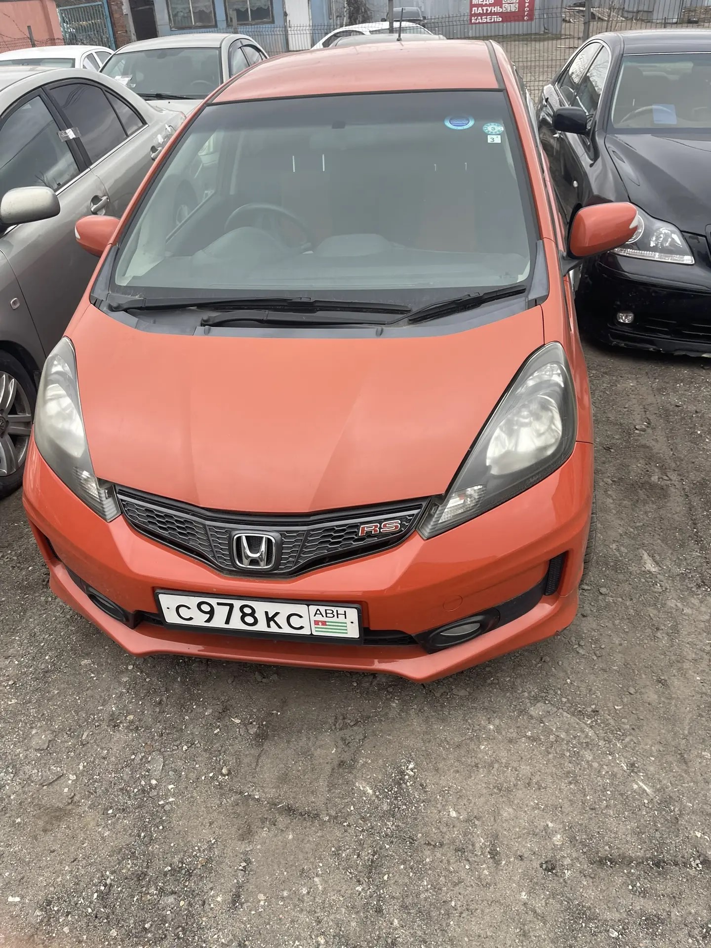 Лот №1 Легковой автомобиль "HONDA FIT", с регистрационным номером С 978КС АВН (Республика Абхазия), оранжевого цвета, 2011 год выпуска, рабочий объем двигателя 1490 куб.см, идентификационный номер (VIN) GE8-1502032, с 1 ключом от него. Свидетельство о регистрации ТС от 25 августа 2022 г. № АВ 025880. На территории Российской Федерации не зарегистрирован. № АС ПИБИ 76-011124-1