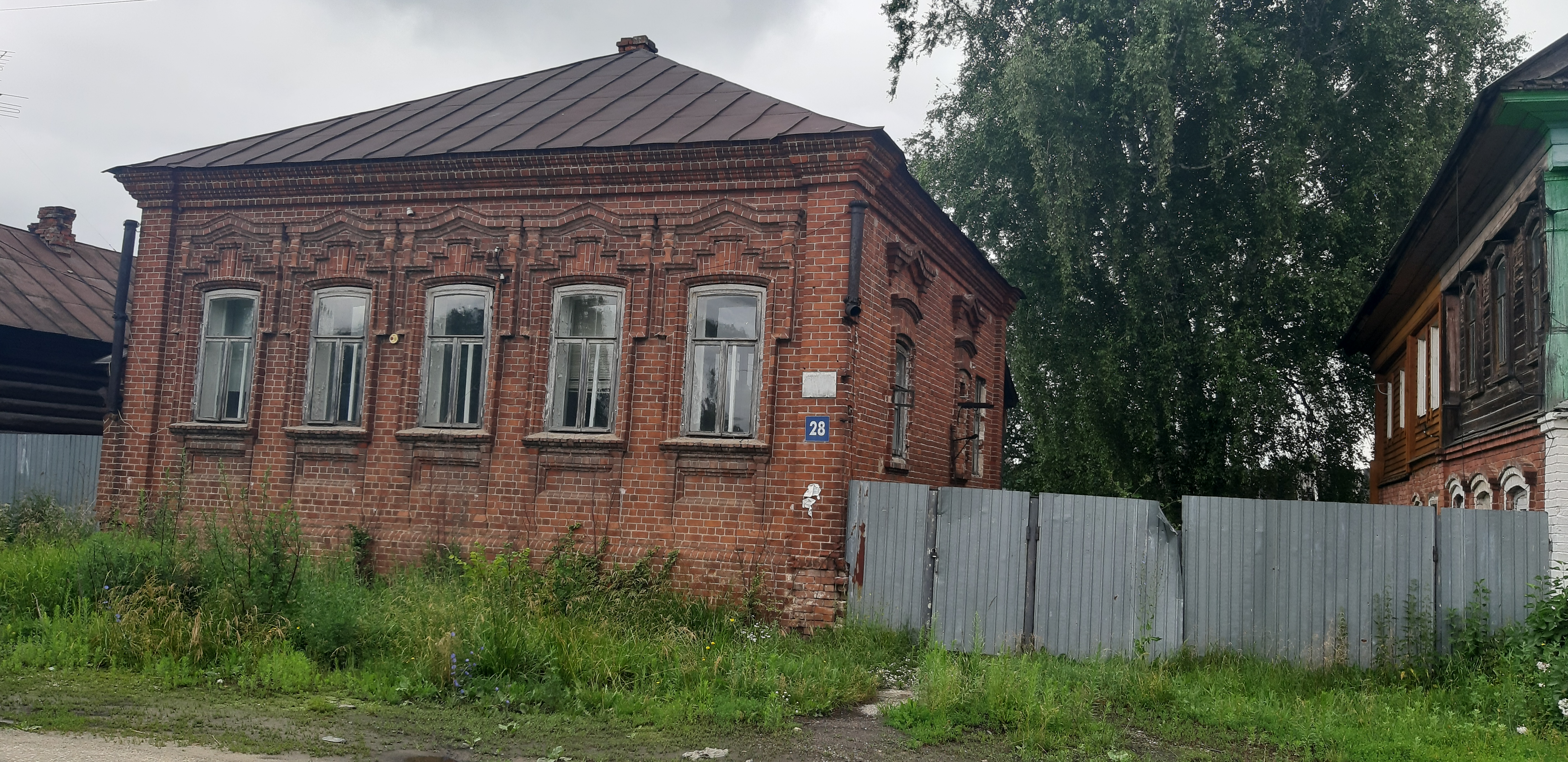 Земельный участок, категория земель — земли населенных пунктов, площадь — 676,0 кв.м., вид разрешенного использования — здравоохранение, кадастровый номер — 12:01:5301010:113 с расположенным на нем объектом недвижимости: Назначение — нежилое, общая площадь — 78,8 кв.м., кадастровый номер 12:01:5301010:241