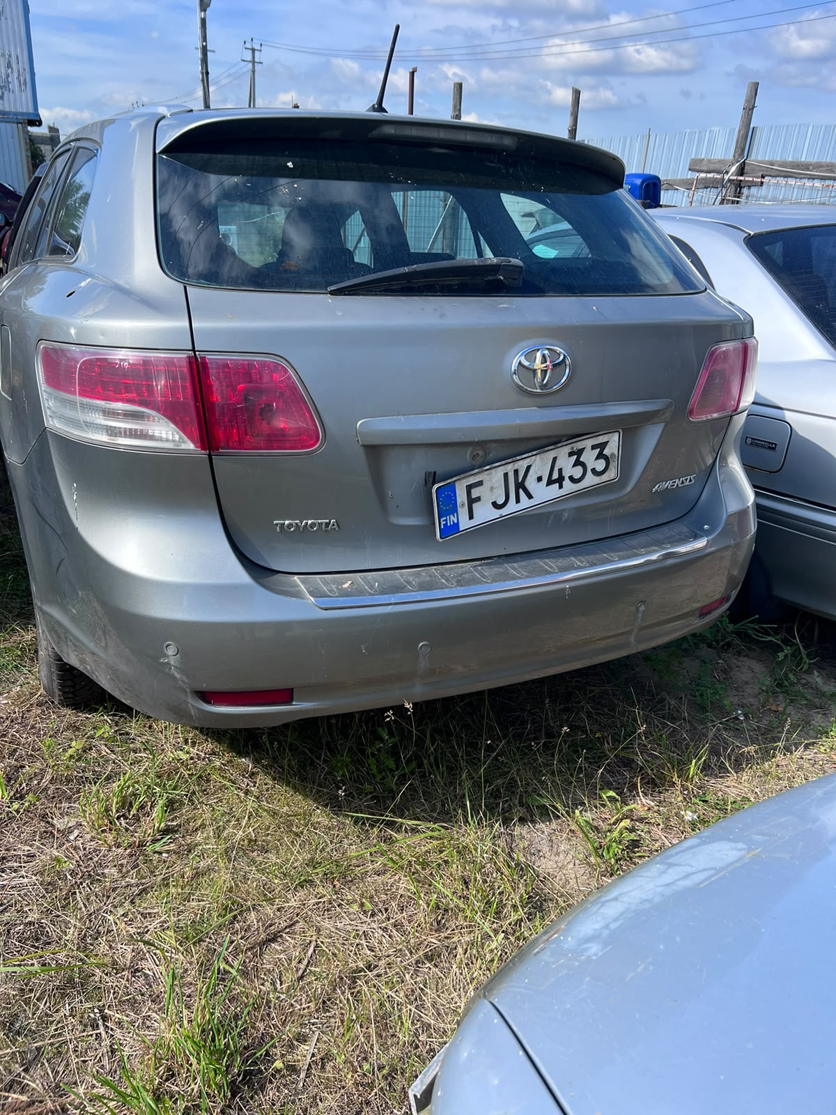 Легковой автомобиль марки TOYOTA AVENSIS