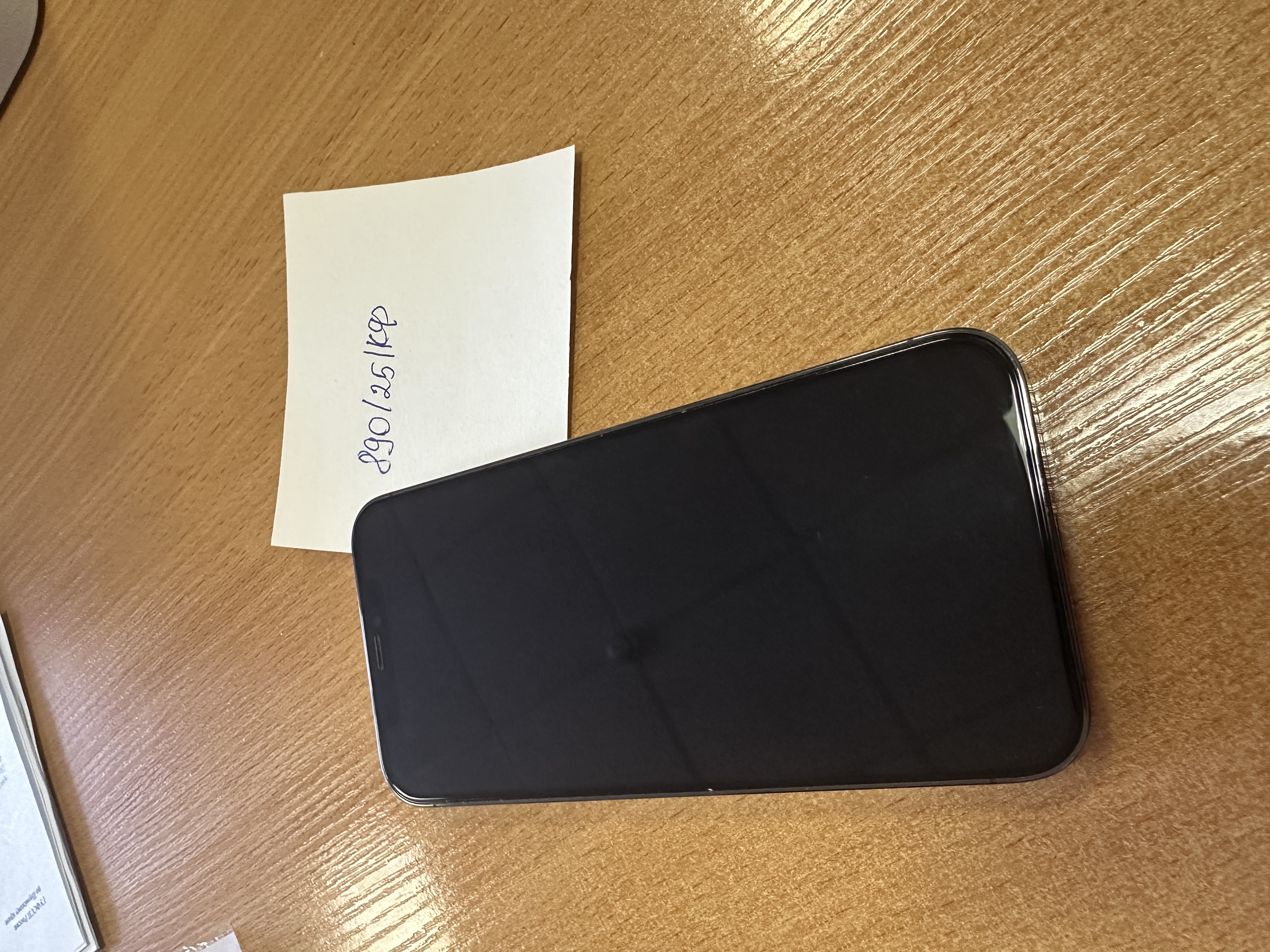 Мобильный телефон марки Apple iPhone 12 (1 шт.) (в качестве годных остатков)