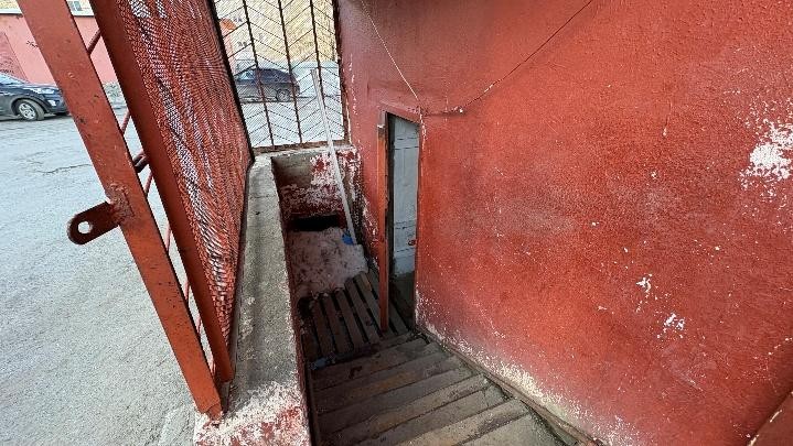 Нежилое помещение в нежилом здании Апатитского городского рынка с кадастровым номером 51:14:0030604:76