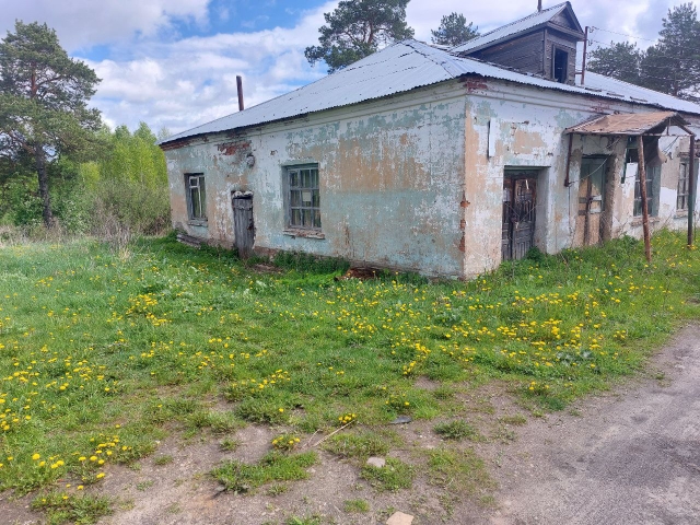 Лот №1 - Нежилое здание с земельным участком по адресу: Восход, ул. Школьная, д. 5