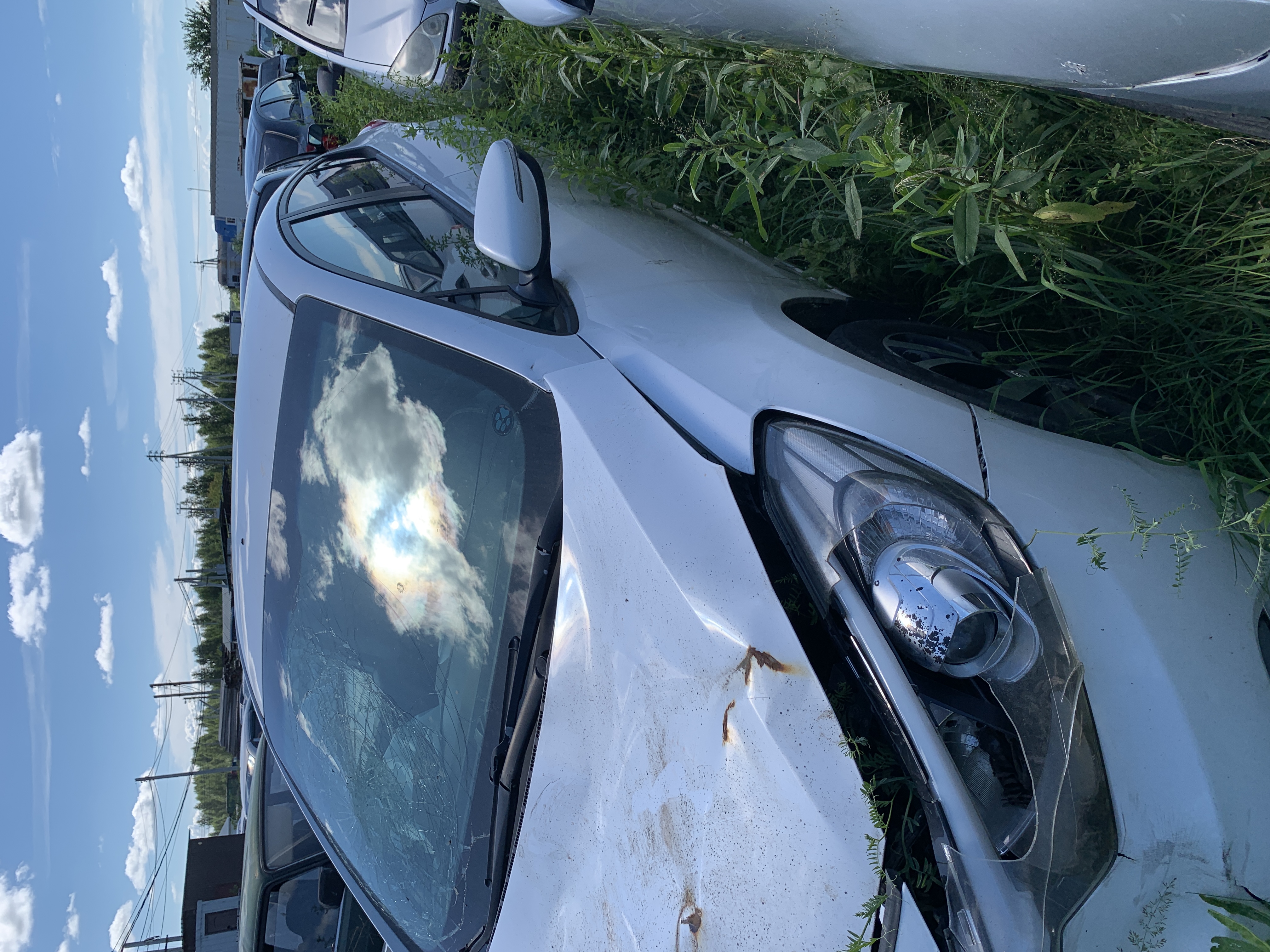 автомобиль марки KIA YD (CERATO FORTE) с государственным регистрационным номером Р 893 ВР (774), в кузове белого цвета, легковой седан, 2013 года выпуска, VIN- XWEFX411BD0000770, номер двигателя DH619053, кузов – XWEFX411BD0000770 (ЗАЛОГ, автомобиль находиться в послеаварийном состоянии (разбито лобовое стекло, помят бампер, разбиты фары, а также иные повреждения после аварии)