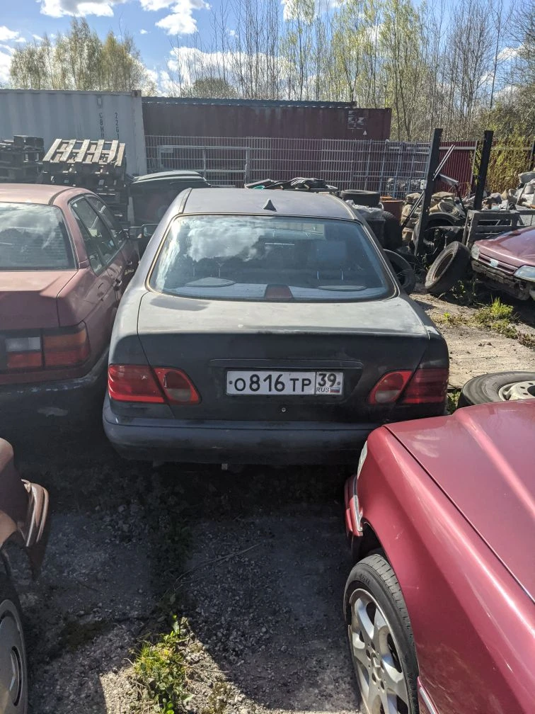 Автомобиль марки "Мерседес Е230" (MERSEDES-E230 CLASSIC)