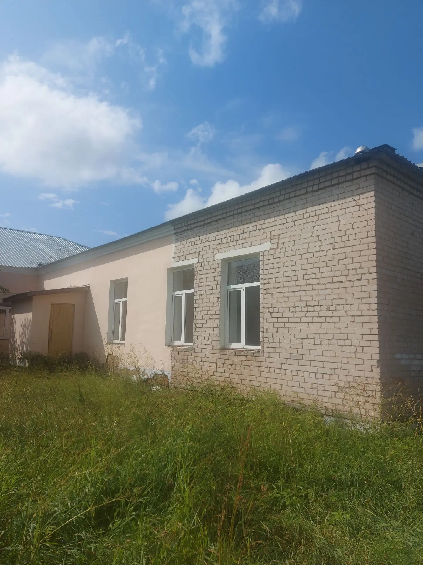 Нежилое здание, площадь 548,8 кв.м; земельный участок, площадь 12824 кв.м, расположенное по адресу: Новгородская область, Шимский район, Медведское сельское поселение, д. Менюша, д. 33