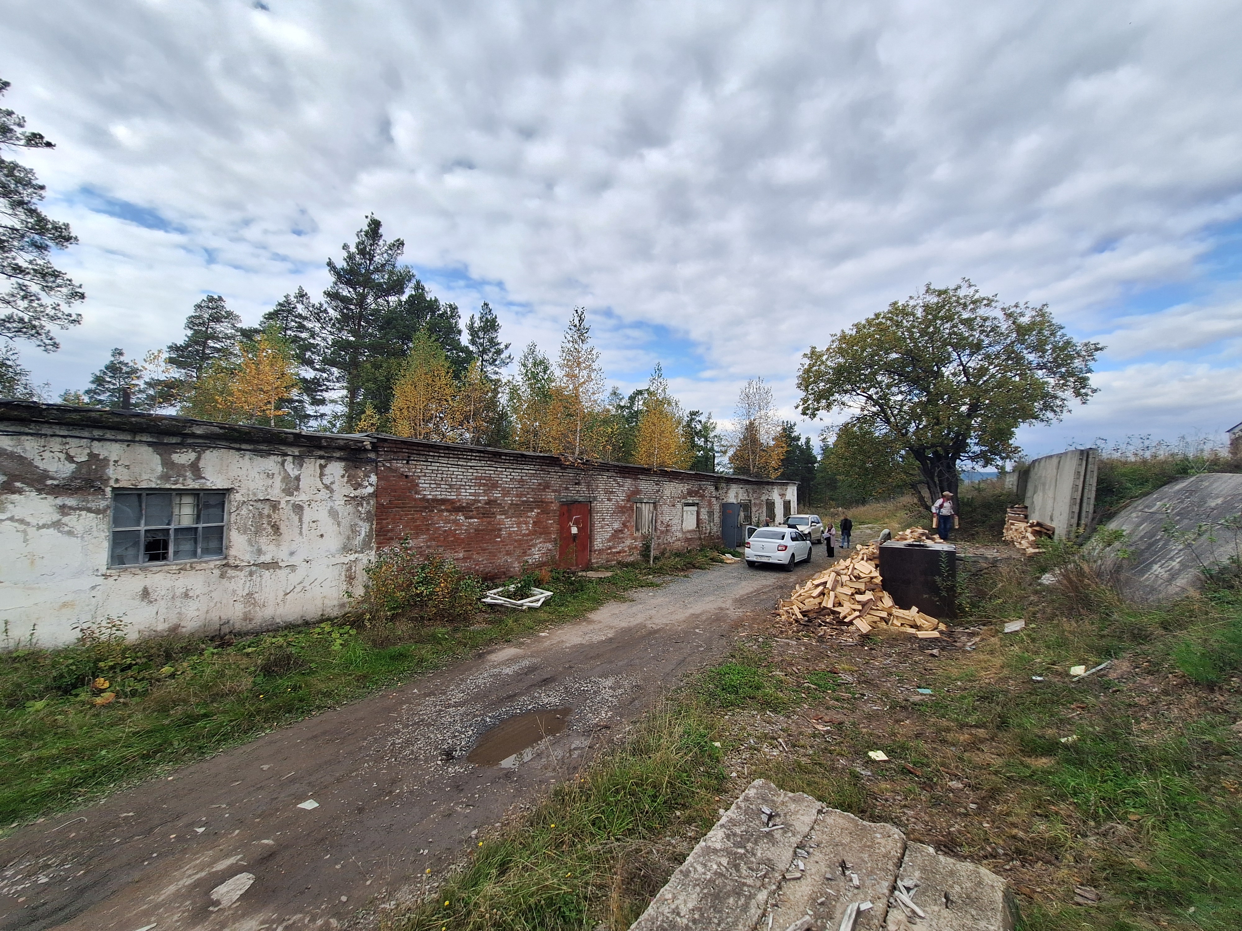 Нежилое здание с земельным участком