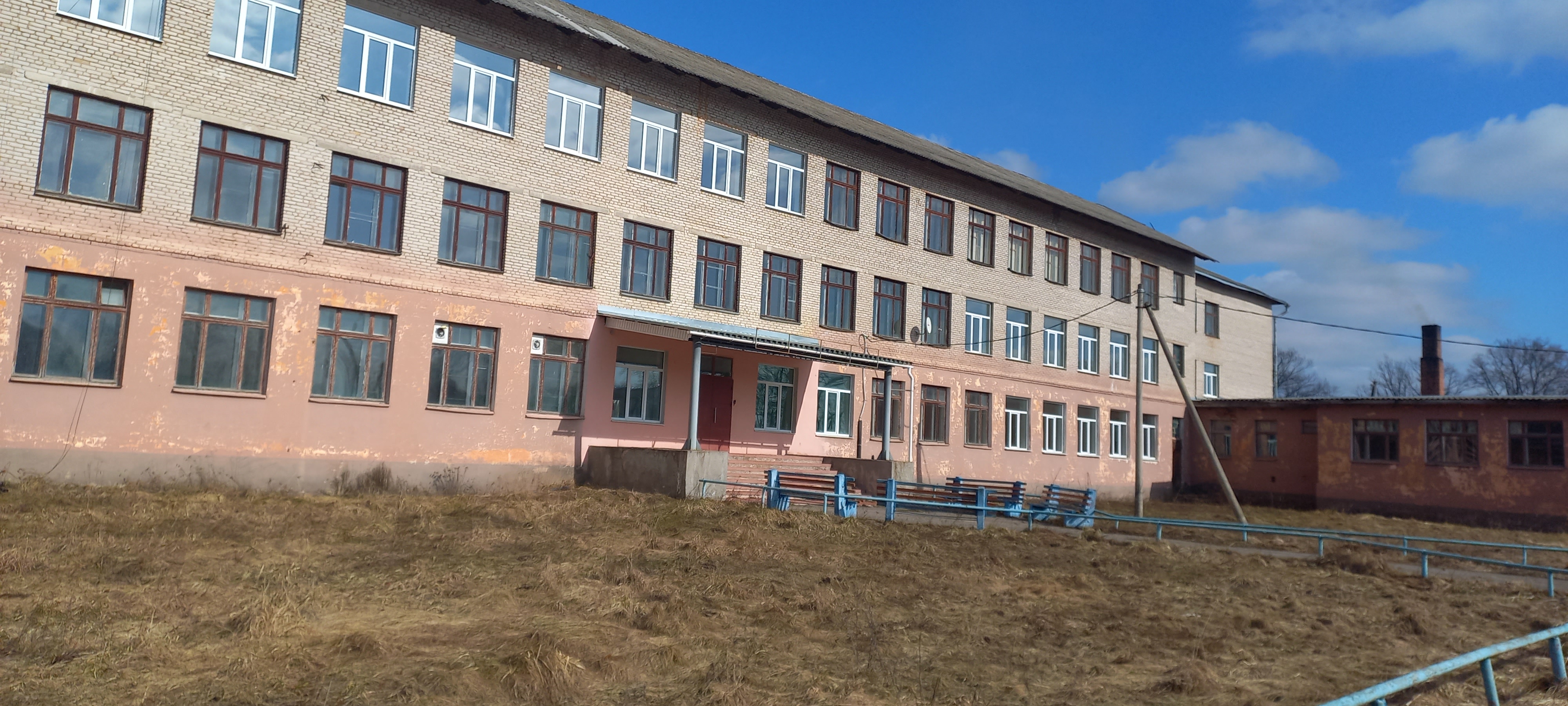 Комплекс объектов недвижимого имущества, расположенный по адресу: Новгородская область, Солецкий район, д. Сосновка, в том числе: нежилое здание, общей площадью 4958,6 кв.м; здание очистных сооружений, общей площадью 211,1 кв.м; здание прачечной, гаражей, общей площадью 302,1 кв.м; здание медпункта, общей площадью 126,2 кв.м; скважина питьевой воды глубина 13 м, общей площадью 5,3 кв.м; здание овощехранилища, общей площадью 52 кв.м