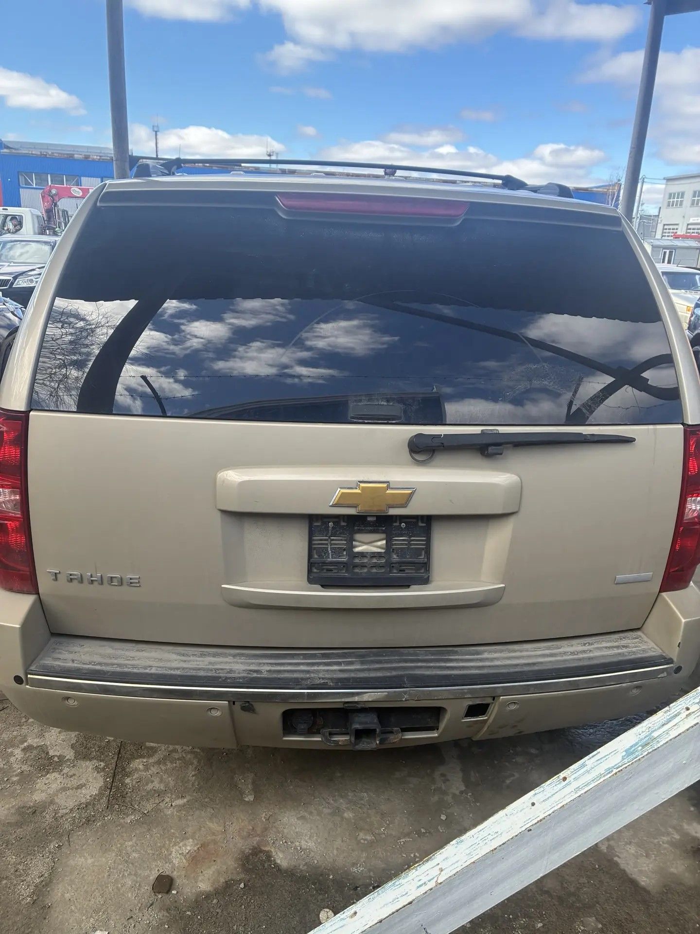 Автомобиль марки "CHEVROLET GMT 900 (Tahoe)" 2011 г.в.,VIN XWFSK6E01B0000444 г/р/з Н526НР797, золотого цвета. ТС обременено ЗАЛОГОМ, который остается на имуществе, согласно ГК РФ (покупатель оплачивает залог самостоятельно). ТС имеет ограничения ФССП на регистрационные действия (ключи и документы отсутствуют, техническое состояние не проверялось, пробег не известен). Имущество продается в том виде, в каком оно есть, в случае продажи возврату/обмену не подлежит.