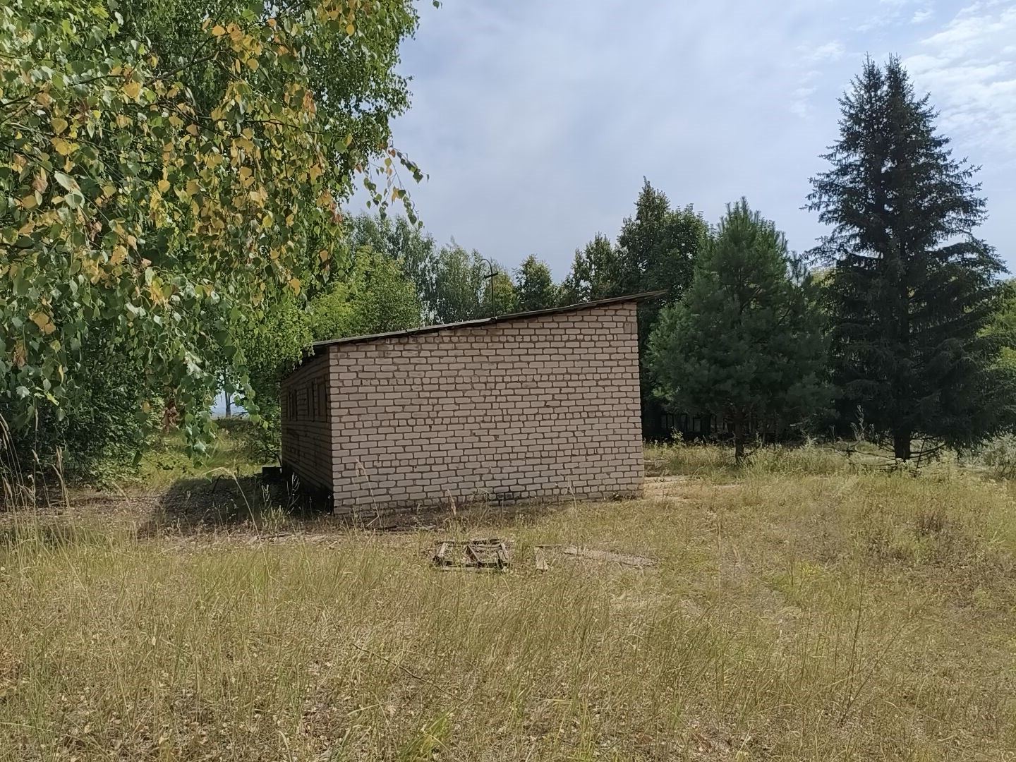 Здание склада, площадь 46,3 кв.м, кадастровый номер 43:07:110601:656, 1990 г. постройки, назначение: нежилое здание, по адресу: Российская Федерация, Кировская область, муниципальный район Вятскополянский, сельское поселение Усть-Люгинское, деревня Ямышка, улица Новая, здание 10б, земельный участок, площадь 358 кв.м, кадастровый номер 43:07:110601:662, категория земель: земли населенных пунктов, по адресу: Российская Федерация, Кировская область, муниципальный район Вятскополянский, сельск