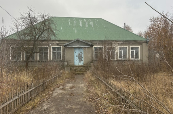 бывшее здание Пл. Кузьминской школы, назначение: нежилое, площадь 271,9 кв.м., кадастровый номер 48:13:1090109:37, мастерские Пл. Кузьминской школы, назначение: нежилое, площадь 60,6 кв.м., кадастровый номер 48:13:1090109:38, земельный участок  площадью 6479 кв.м, кадастровый номер 48:13:1090109:36, Российская Федерация, Липецкая область, Липецкий муниципальный округ, село Плоская Кузьминка, улица Полевая, 16в