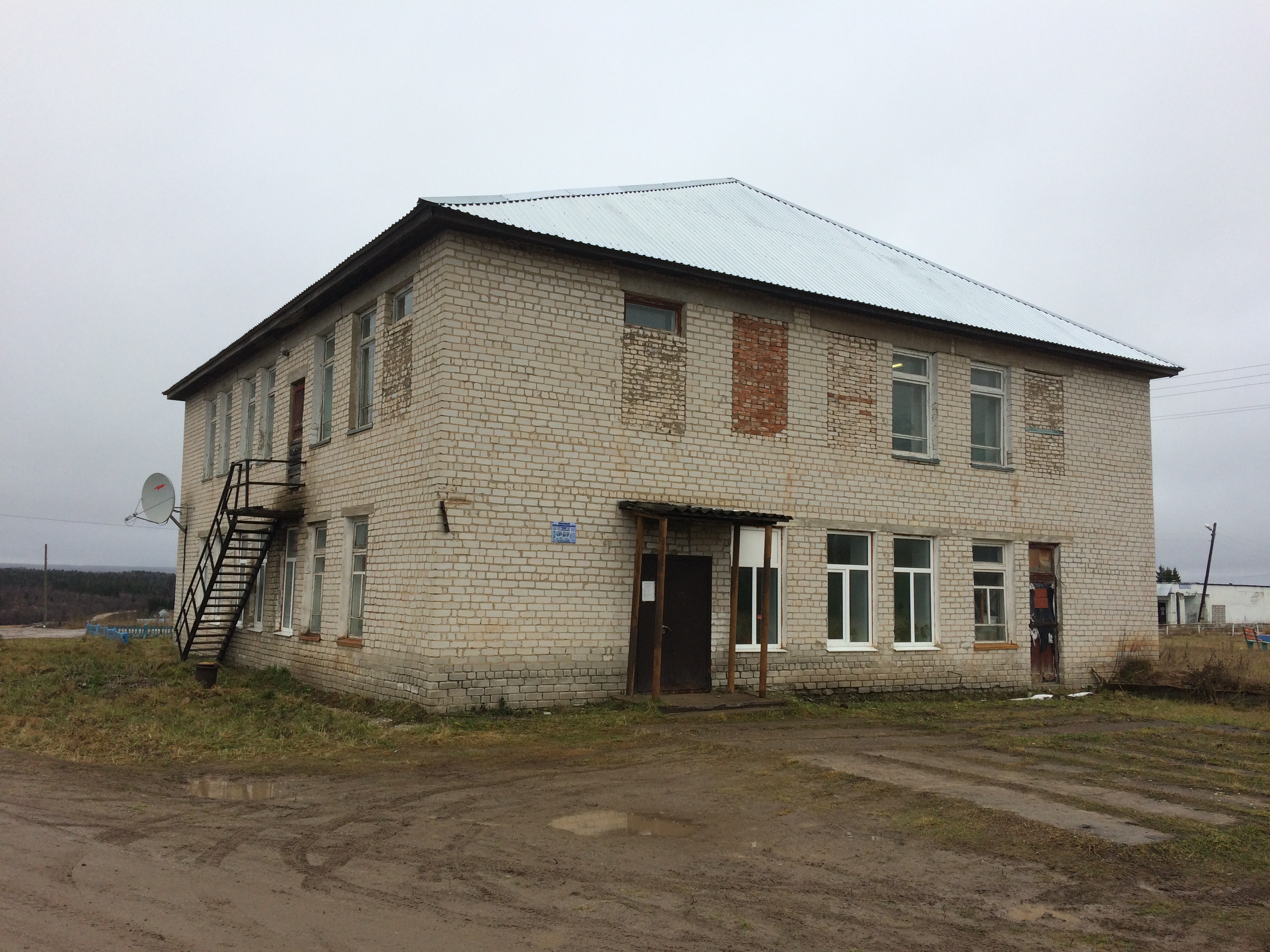 Право заключения договора аренды недвижимого имущества, находящегося в муниципальной собственности, закрепленного на праве оперативного управления за МКУ «УЭАЗ», в виде встроенных нежилых помещений, общей площадью 77,3 кв.м., в том числе основная площадь 58,1 кв.м. (номера на поэтажном плане 32 - 34) и места общего пользования, площадью 19,2 кв.м., являющихся частью встроенного нежилого помещения с кадастровым номером 59:37:0010110:822, общей площадью 228,2 кв.м.