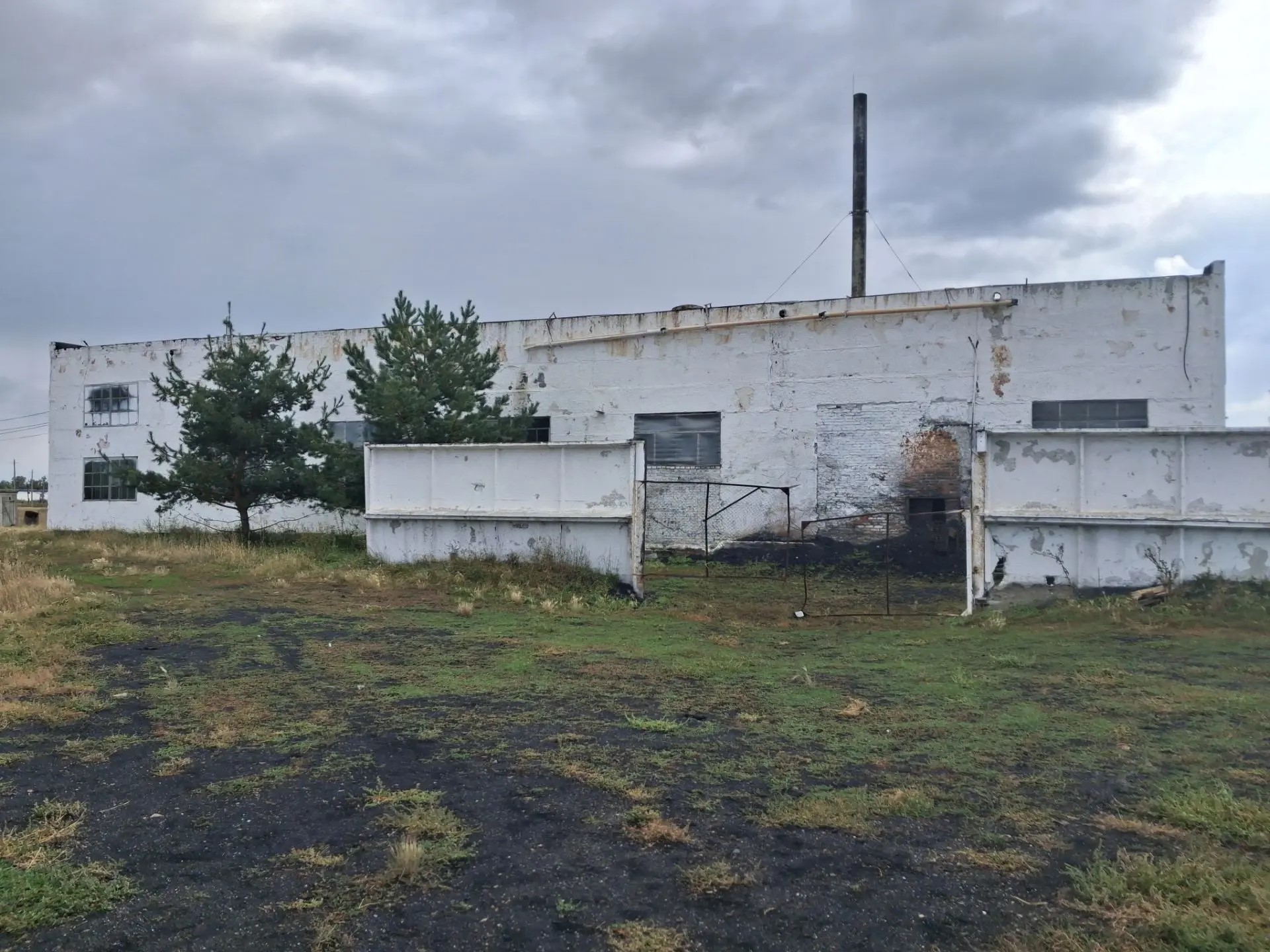 Нежилое здание (котельная, компрессорная) общей площадью 591,8 кв.м., расположенное по адресу: Омская область, Шербакульский район, с. Александровское, ул. Советская, д. 1А, кадастровый номер 55:32:050101:958