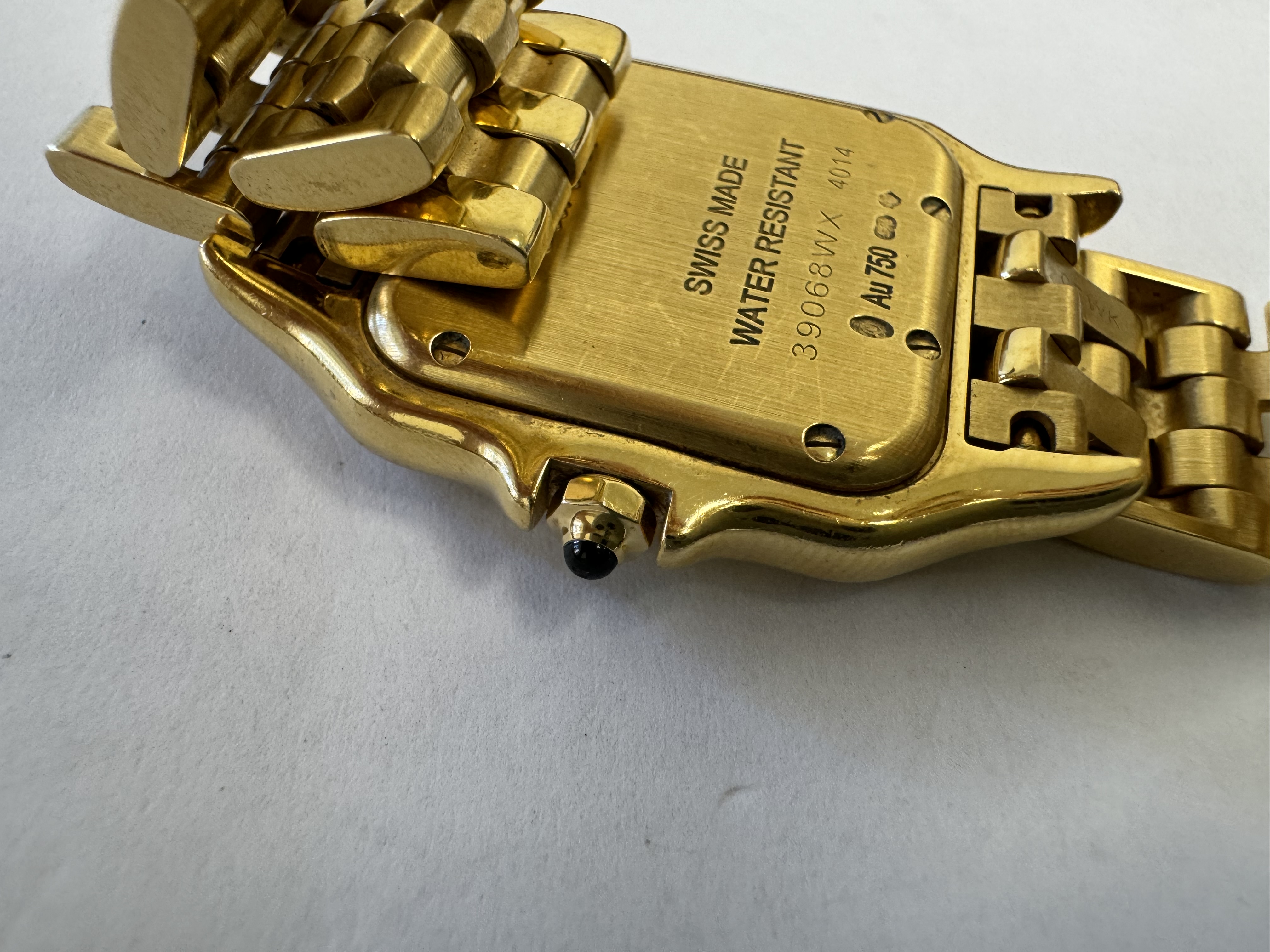 Наручные часы «Cartier Pandere de Cartier ref. WGPN0009», корпус прямоугольный, из металла золотистого цвета, браслет из металла золотистого цвета с замком. На оборотной стороне часов имеется штампованная надпись «CARTIER», «SWISS MADE», «WATER RESISTANT», «39068WX 4014», «Аu750», б/у
