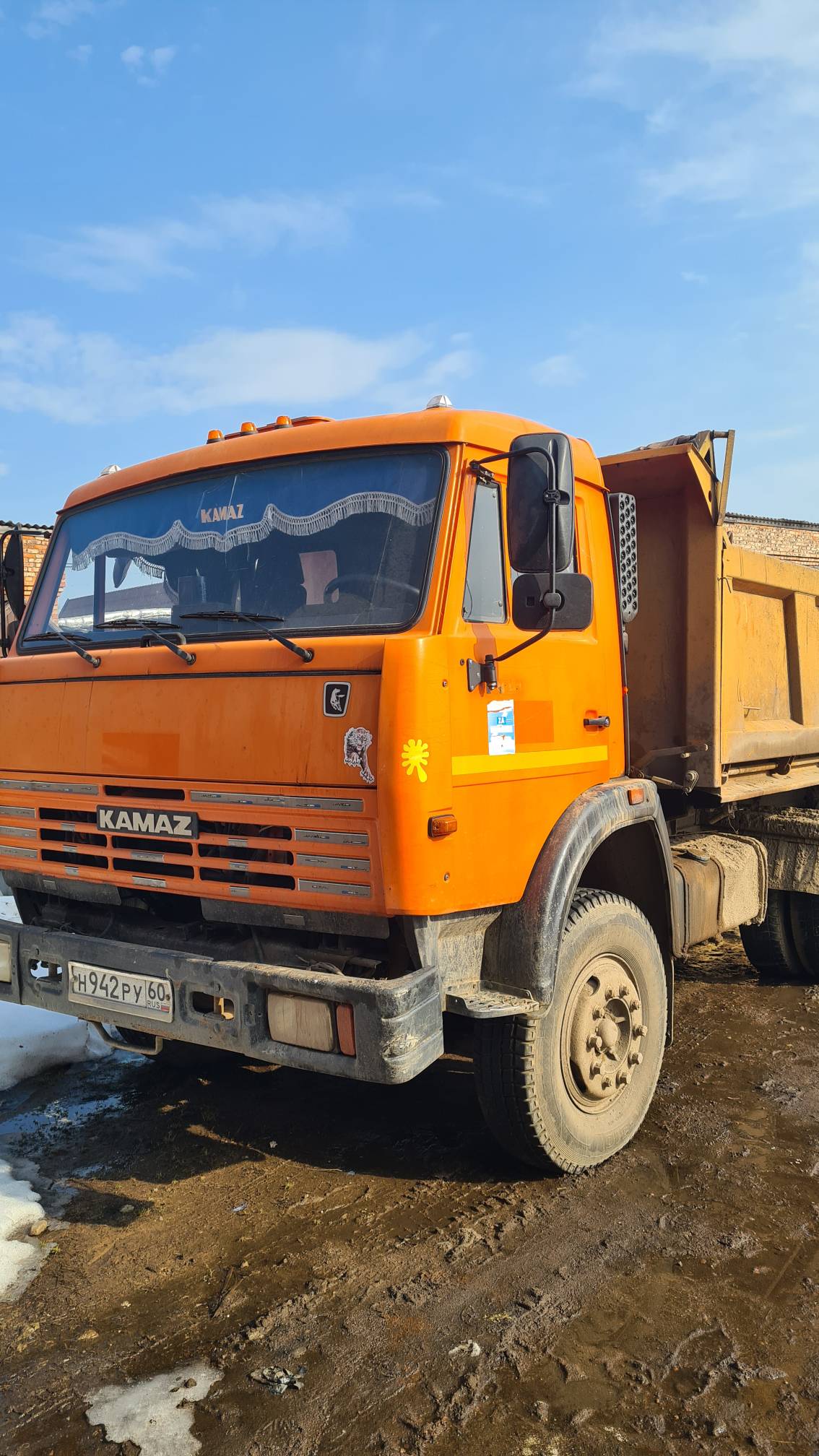 Лот № 3 (вторичные). Грузовой самосвал КАМАЗ 45142-10-15, 2007 года выпуска, государственный номер Н942РУ60, идентификационный номер (VIN) X1F45142R70000199. Местонахождение: Псковская обл., г. Великие Луки, ул. Прудная, д. 2. Основание для реализации на торгах - постановление судебного пристава-исполнителя о передаче на реализацию на торги. Должник (собственник) – ООО «Мехколоннастрой»