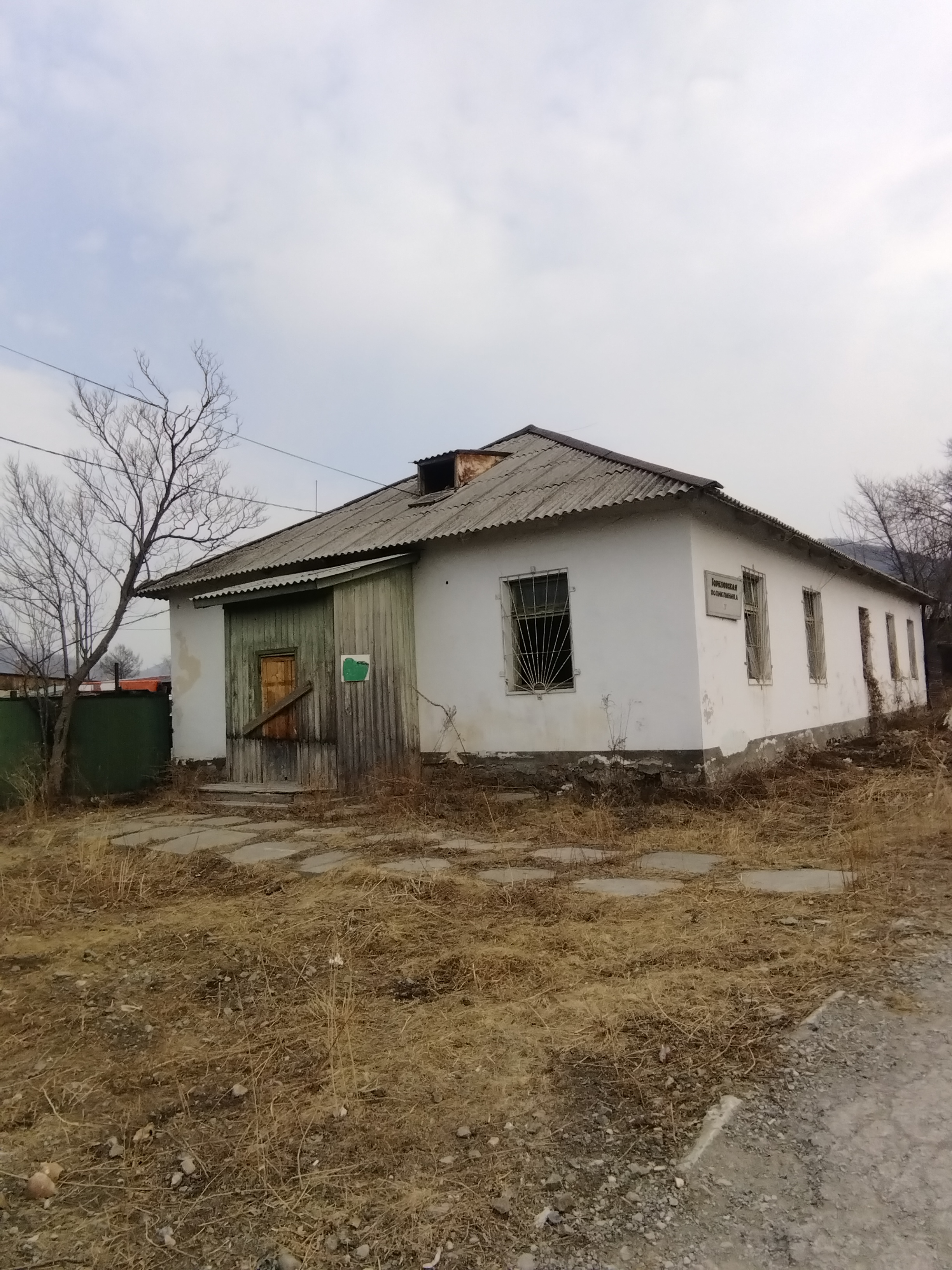 нежилое здание- амбулатория площадью 177,2 кв.м. с кадастровым номером 25:03:010208:472 с земельным участком площадью 293,0 кв.м. с кадастровым номером 25:03:010208:337