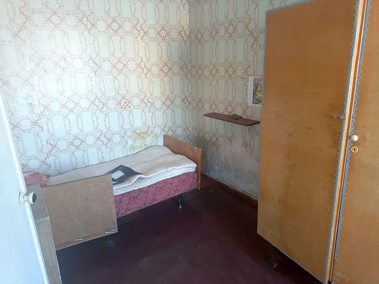 Жилое помещение – квартира, находящаяся в многоквартирном жилом доме, расположенном по адресу: Магаданская область, Ягоднинский район, поселок Дебин, ул. Советская, дом 10Б, квартира 2, общей площадью 42,4 кв.м.