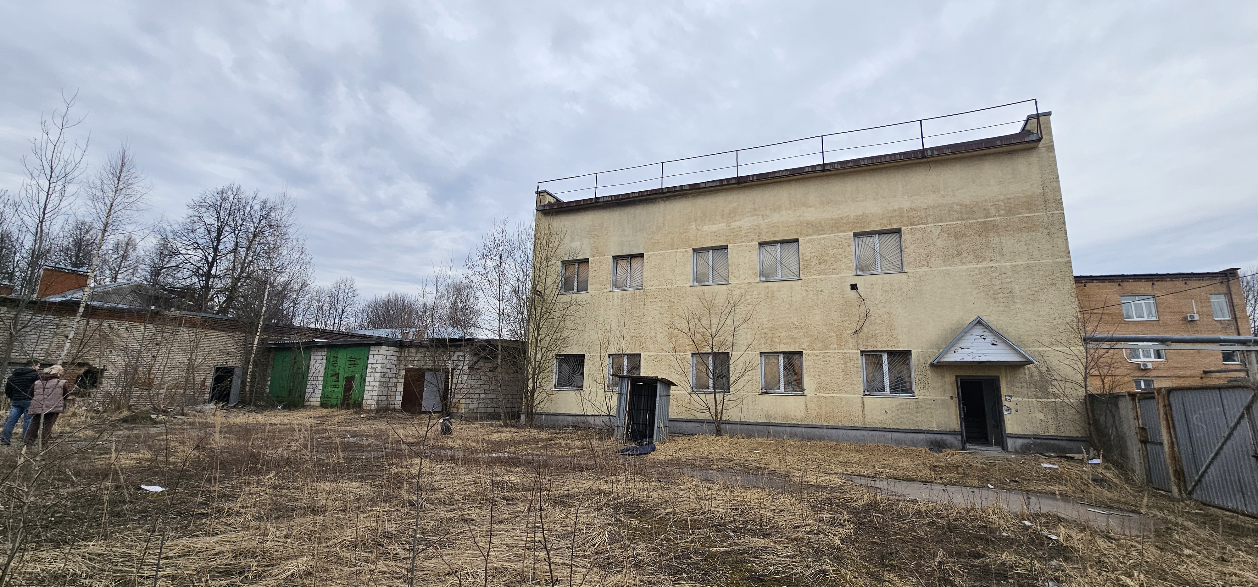 Право заключения договора купли-продажи недвижимого имущества - нежилое здание с кадастровым номером 50:05:0020506:191, площадью 732,9 кв. м, находящееся по адресу: Московская область, Сергиево - Посадский район, Шеметовское сельское поселение, с. Шеметово, микрорайон Новый, д. 33, расположенное на земельном участке с кадастровым номером 50:05:0020506:1298, площадью 1199 кв. м, по адресу: Московская область, Сергиево-Посадский район.