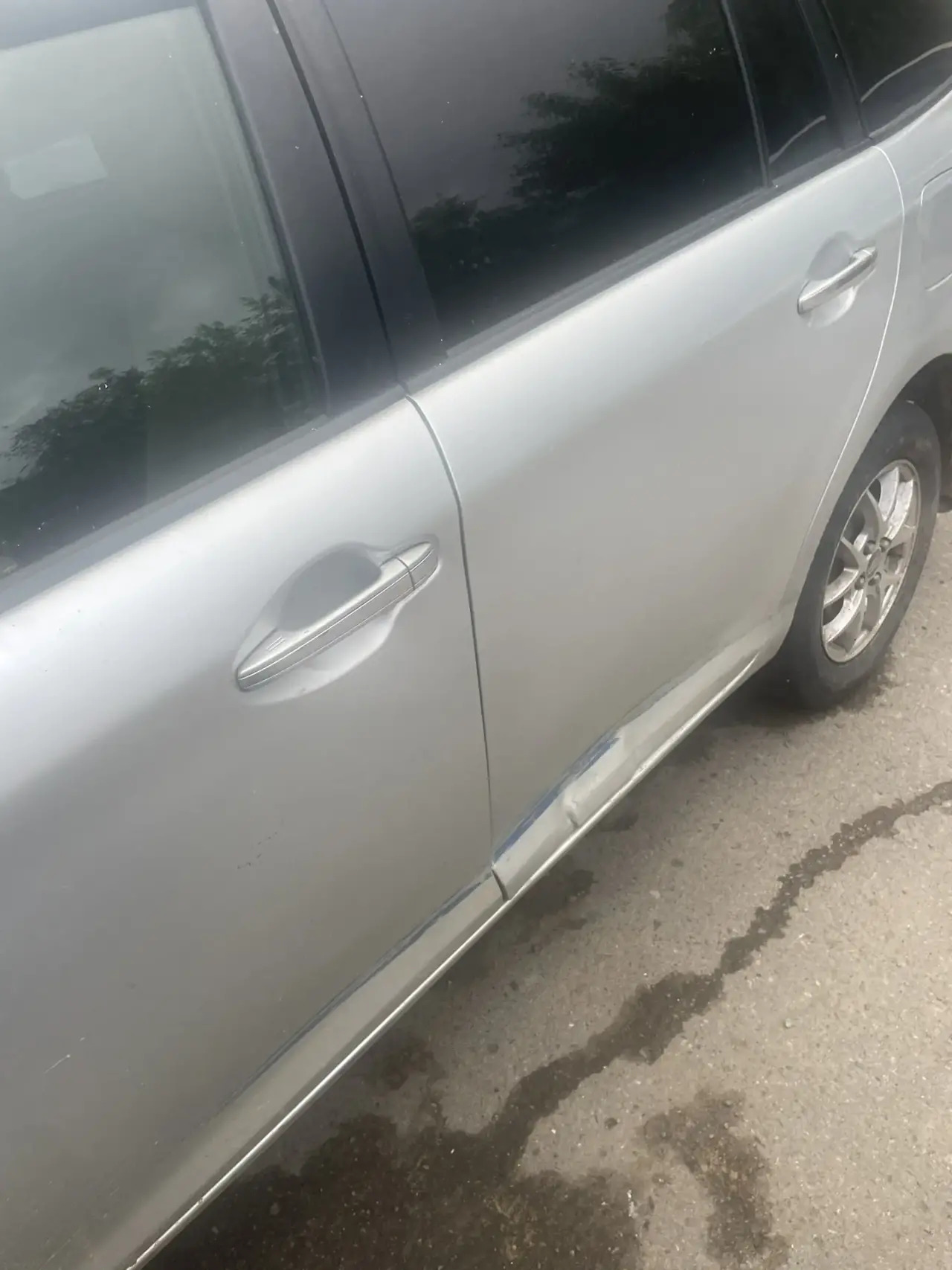 Легковой универсал; TOYOTA; COROLLA FIELDER, 2015 г.в., г/н Н284ЕМ75, номер кузова (прицепа): NZE1648002225, цвет серый. ПТС отсутствует. Автомобиль имеет по всему периметру вмятины, трещины, царапины