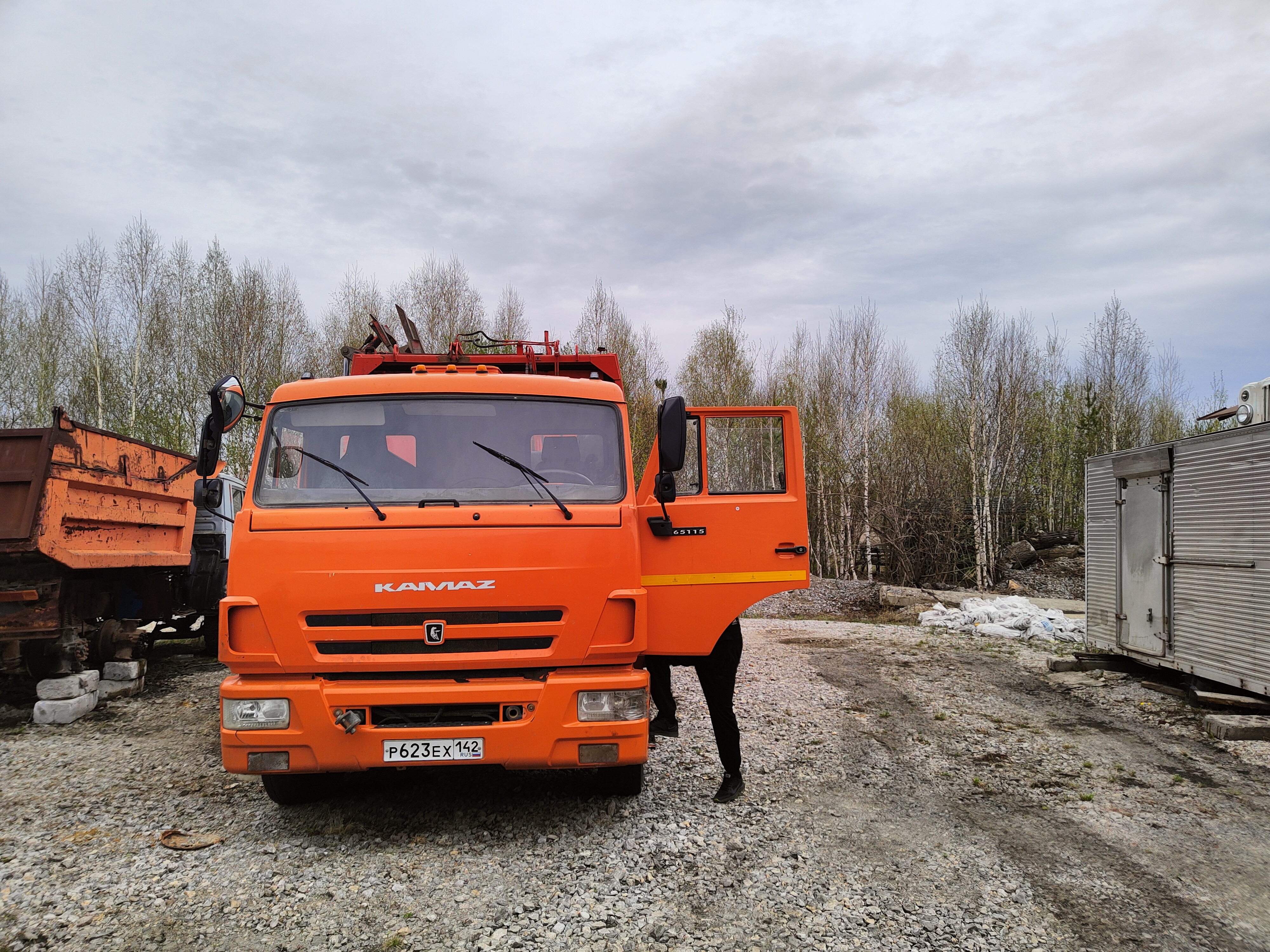 Мусоровоз КО 440-5 Идентификационный номер (VIN) – XVL 483230G0002026; Год изготовления ТС 2016; Модель, № двигателя 740622, G2823892; Шасси (рама) № XTC651154G1345350; Кузов (кабина, прицеп) № 2439860; Цвет кузова (кабины, прицепа) Оранжевый RAL 2009; Тип двигателя дизель, рег. № Р623EX142