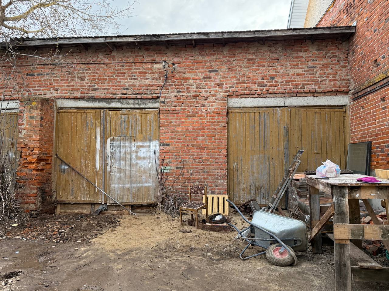 Одноэтажный гаражный бокс на две машины, площадью 32,8 кв.м, год завершения строительства: 1975, с кадастровым номером 40:20:100508:616, местоположение: Российская Федерация, Калужская область, Тарусский район, г. Таруса, ул. Октябрьская, д. 6Б.