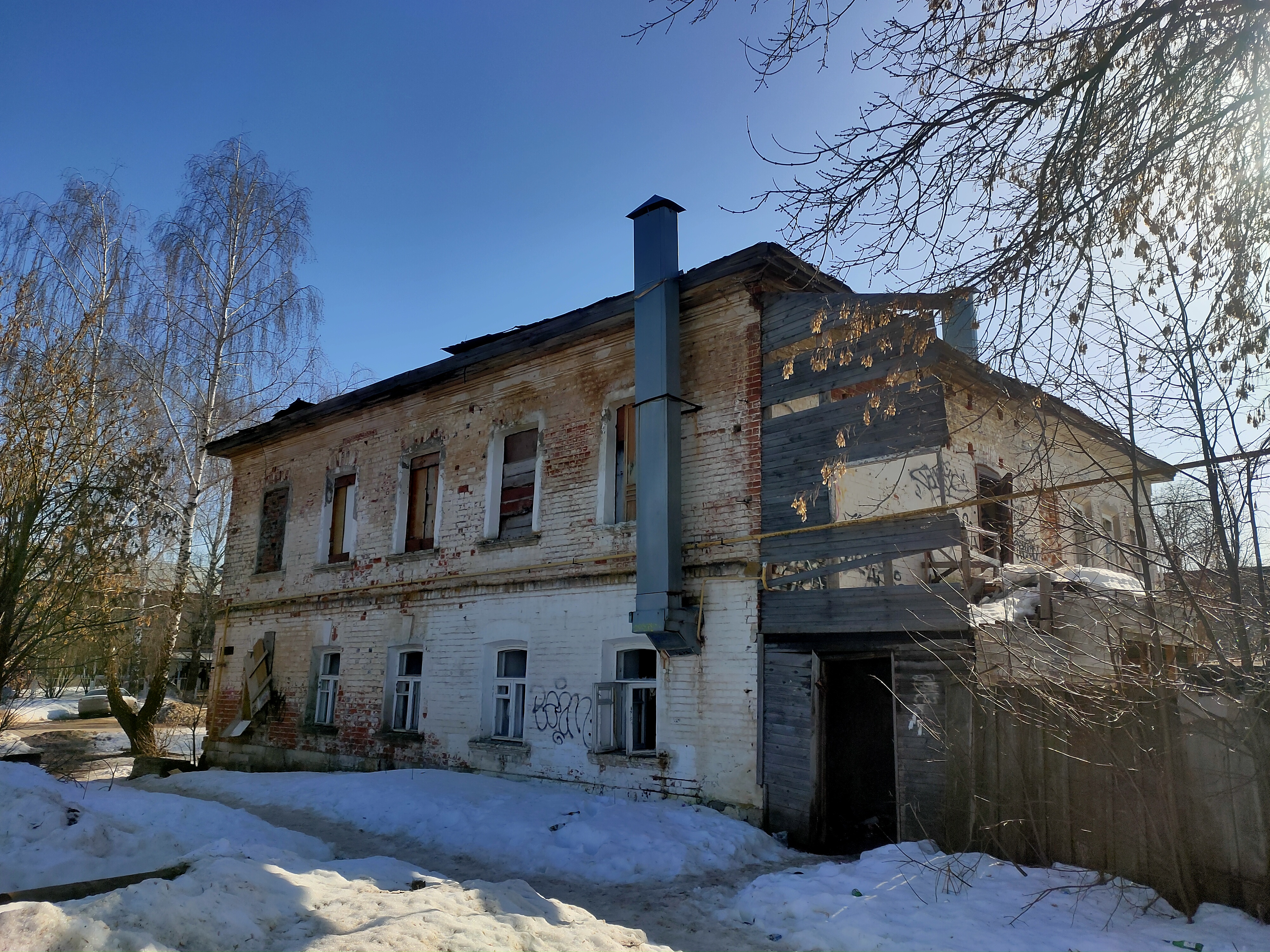 нежилое здание, наименование: нежилое здание, признано аварийным и подлежащим сносу или реконструкции, общей площадью 283,7 кв.м, 2-х этажное, К№ 62:26:0010920:87, расположенное по адресу: Рязанская область, г. Касимов, ул. Нариманова, д. 27