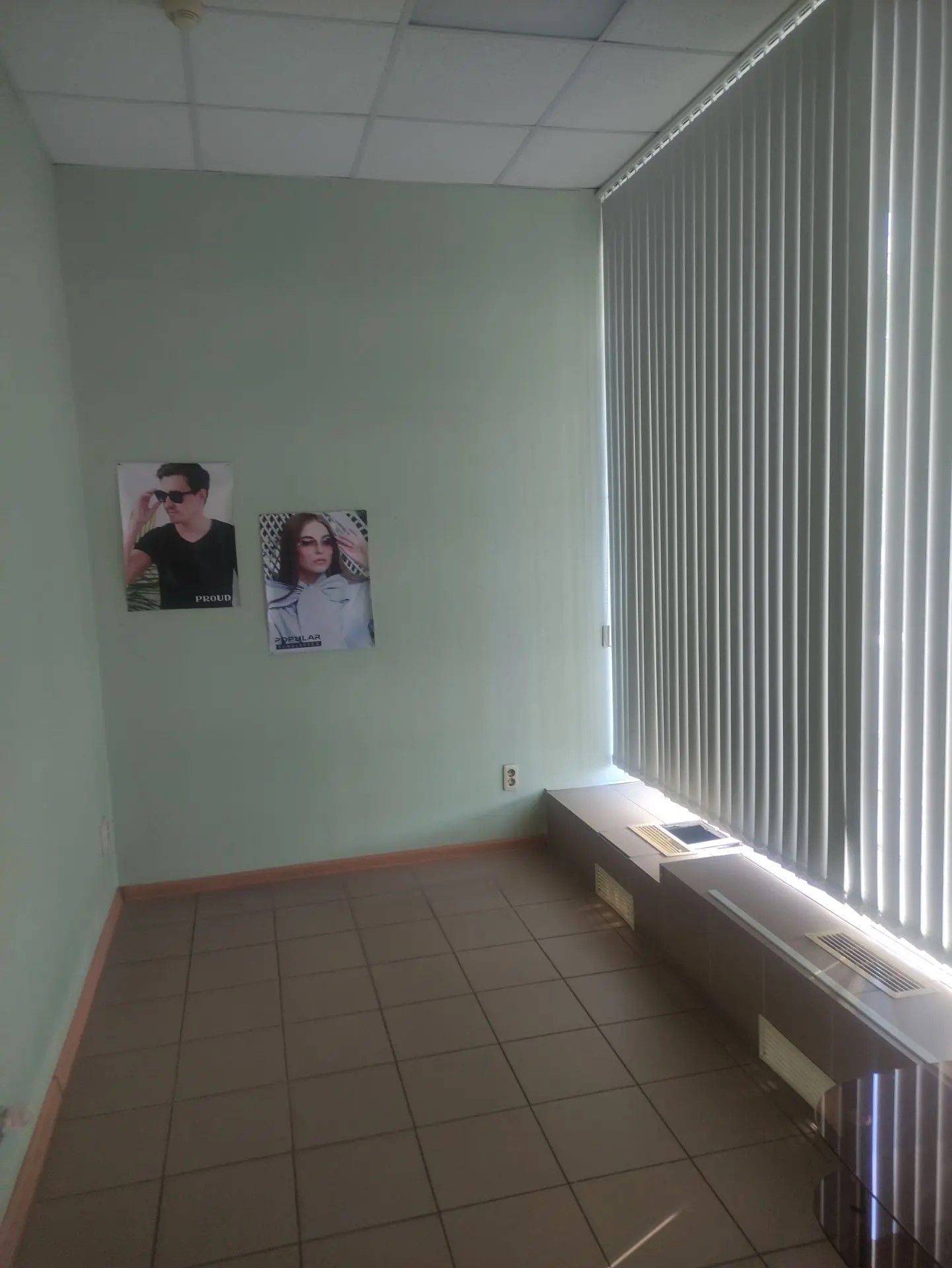 Встроенное нежилое помещение общей площадью 73,1 кв.м. .(номера помещений на поэтажном плане: 81-81г), кадастровый  номер 58:29:4004006:3118, расположенное на 1 этаже 9-ти этажного кирпичного жилого дома  по адресу: г. Пенза  ул. Кулакова, 1
