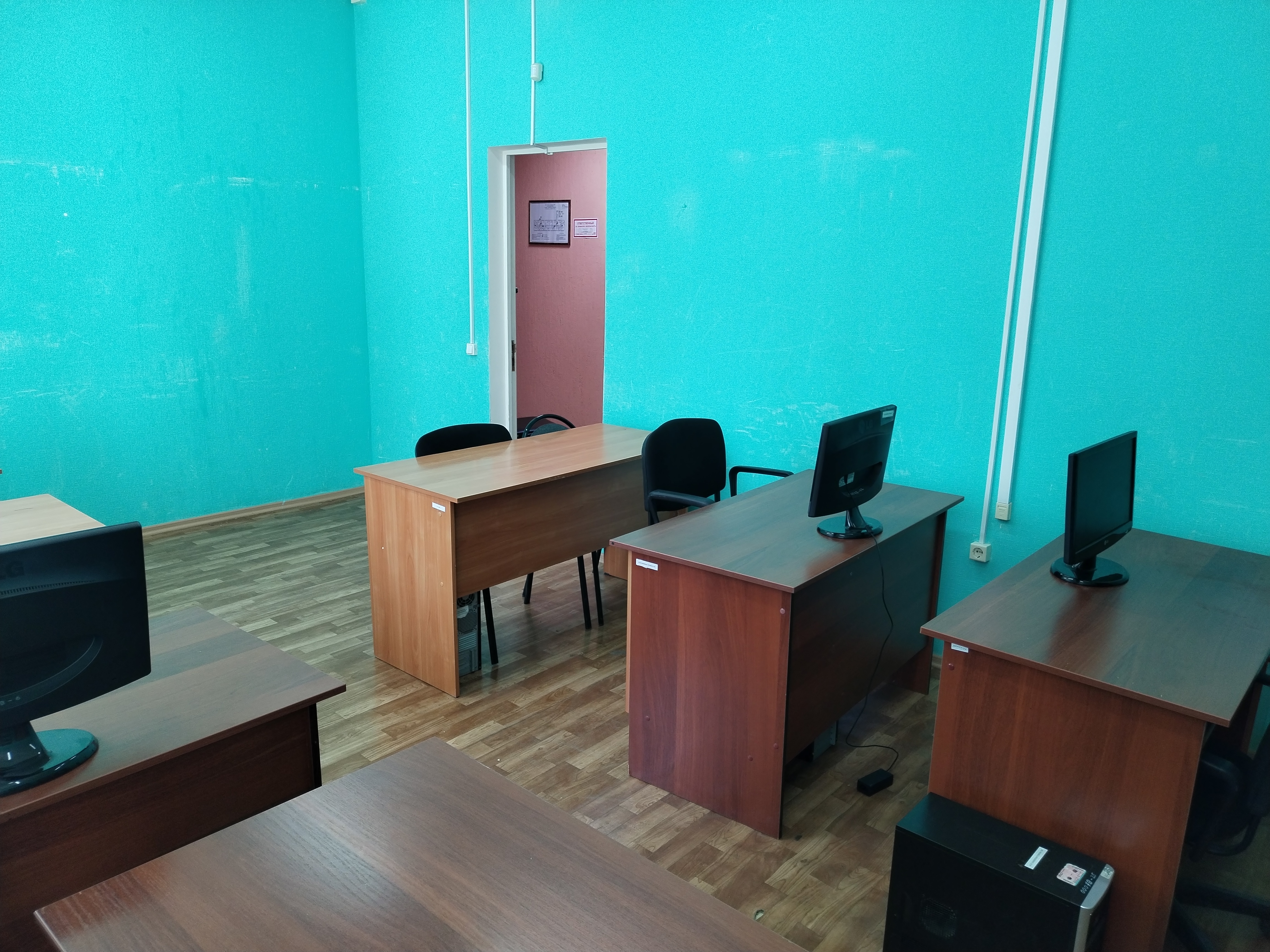 Нежилое офисное помещение площадью: 23.9 кв. м., номер помещения – 9, расположенное на 1 этаже здания МАУ «Бизнес-инкубатор БМР», входит в состав объекта муниципальной собственности Балаковского муниципального района Саратовской области – административного здания, общей площадью 2 213,7 кв. м кадастровый номер 64:40:020405:173.