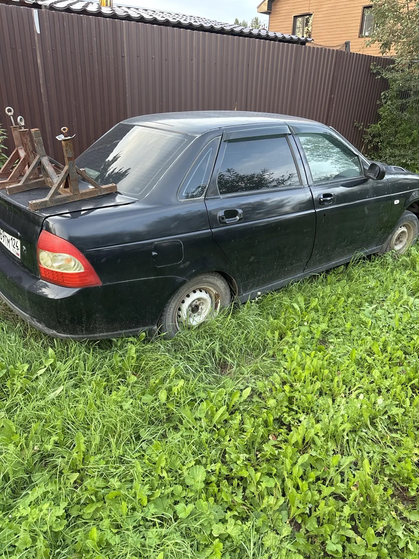 Автомобиль Лада Приора 217030, г/н Т769ТМ124, 2008г.в., VIN XTA21703080092405. Моторный отсек разукомплектован, отсутствует КПП, привода и т.д, салон разукомплектован состояние не проверялась данное имущество обращено в доход государства. Находится в Ермалаевском районе.