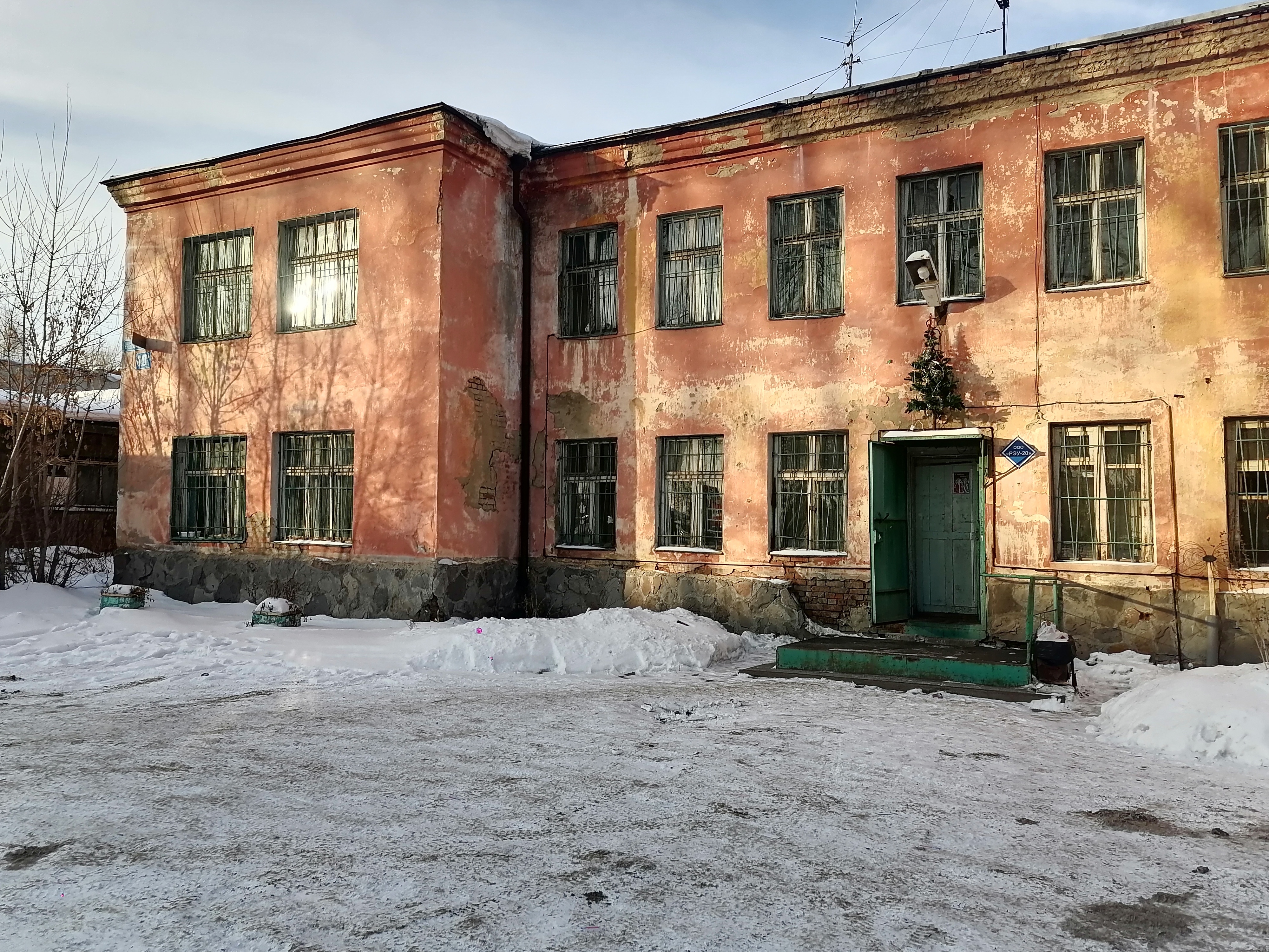 здание общей площадью 695,0 кв.м, кадастровый номер: 42:24:0301001:3593, расположенное по адресу: ул. Каркасная, строение 10б.