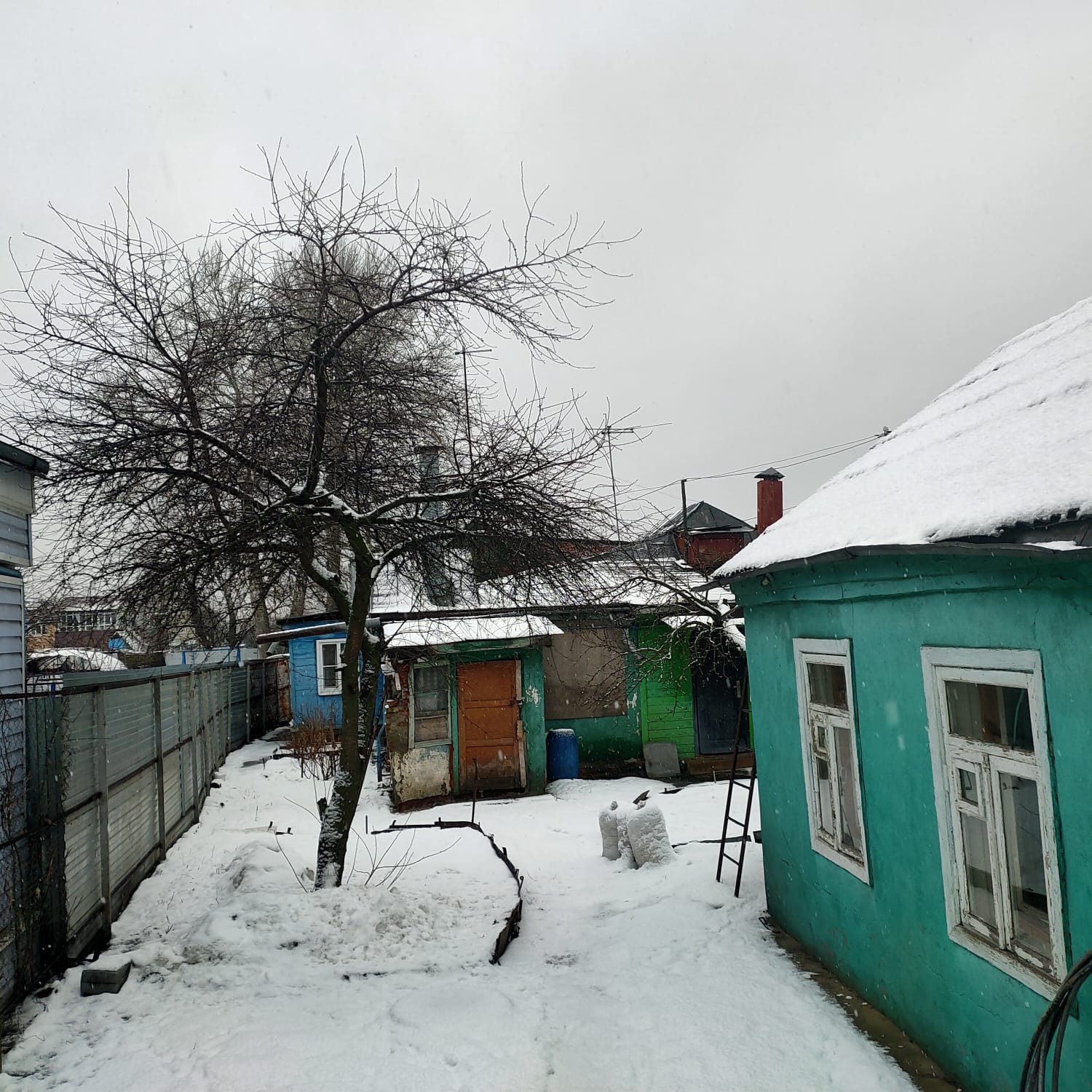 13/50 долей жилого дома, общей площадью 111,5 кв. м. (к/н 46:29:102244:283) и 13/50 долей земельного участка, общей площадью 731 кв.м. (к/н 46:29:102244:42) расположенных по адресу: г. Курск, ул. Дружининская д. 85Б.