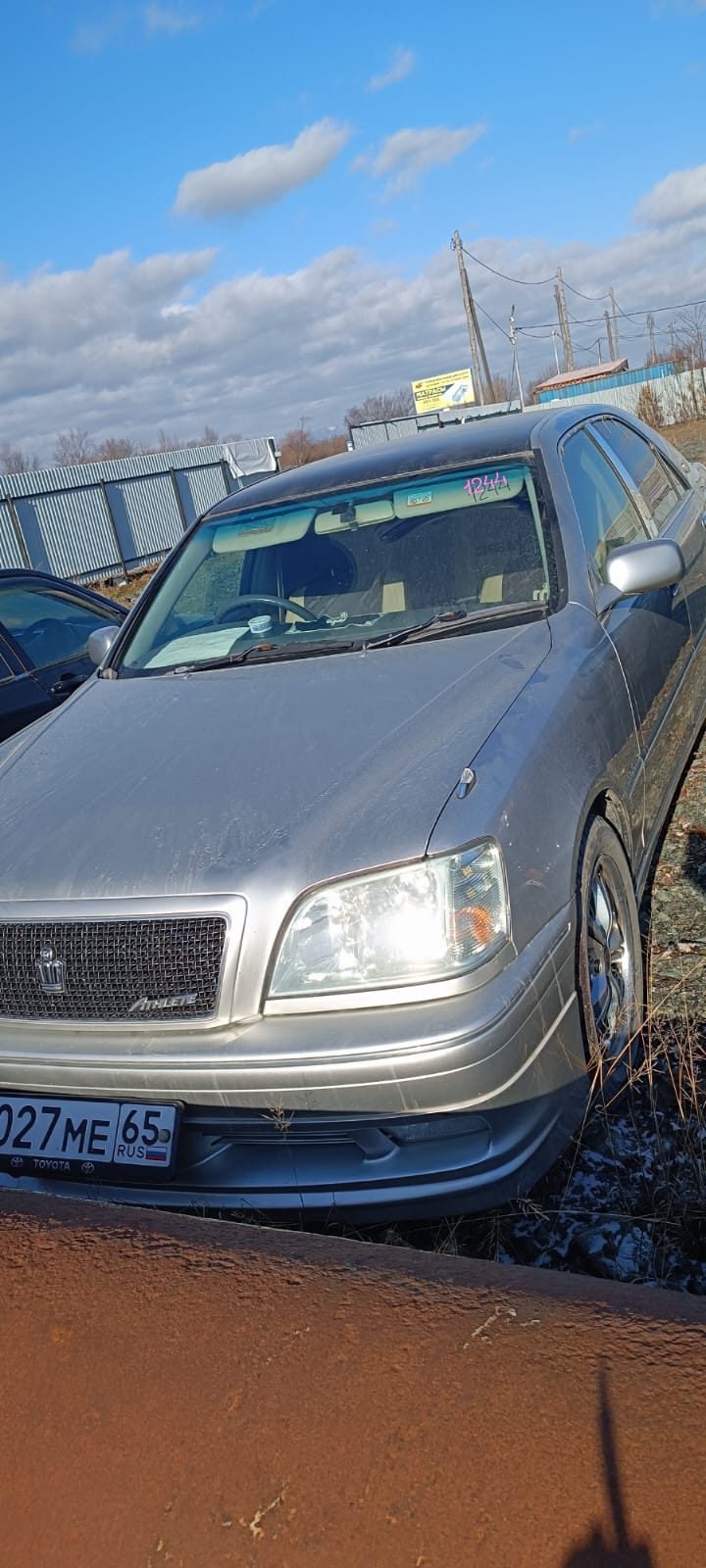Автомобиль марки “Toyota Crown” государственный номер Н 027 МЕ 65