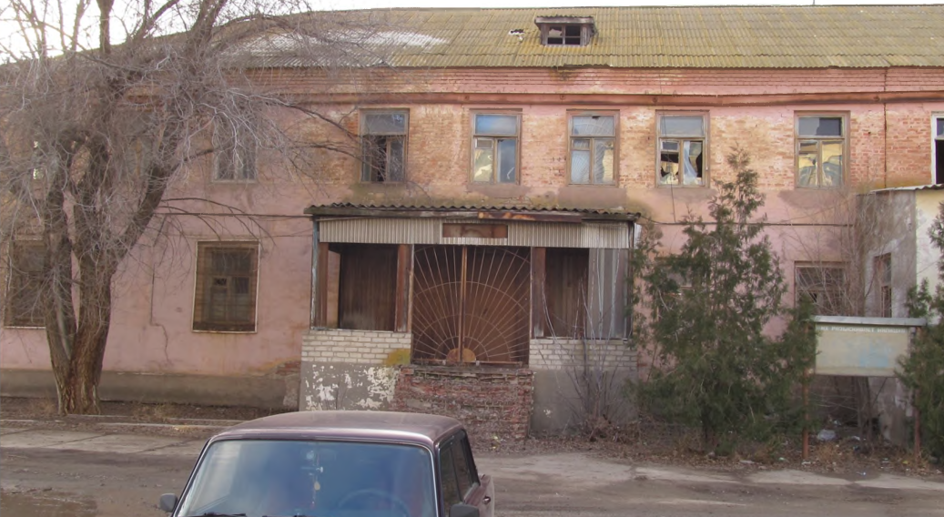 земельный участок с расположенными на нем объектами недвижимого имущества по адресу: Астраханская область, р-н Ахтубинский, г. Ахтубинск, ул. Пролетарская, д. 83