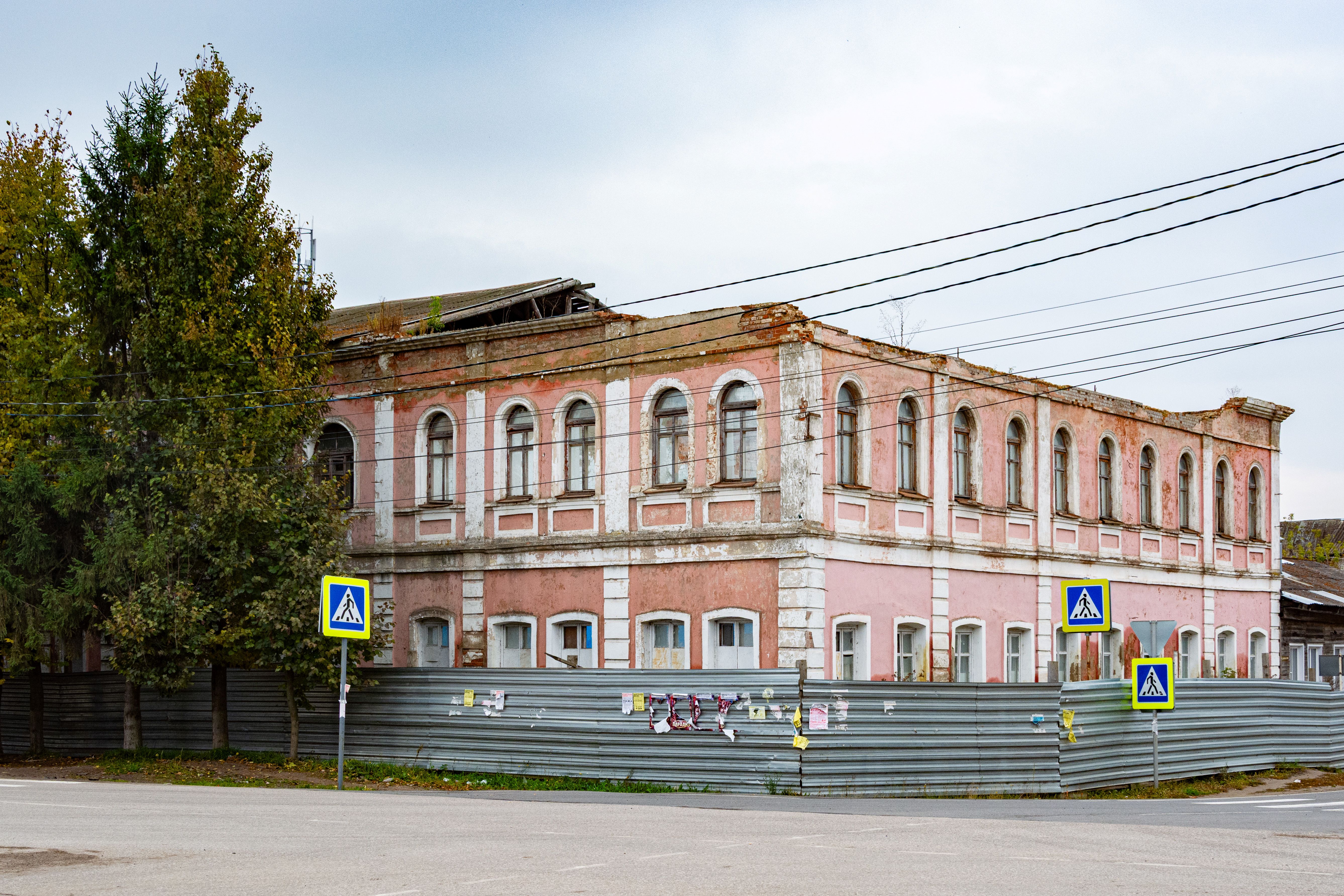 Здание 862,7 кв.м, здание котельной 12,8 кв.м и земельный участок 1414 кв.м, расположенные по адресу:Орловская область, р-н Болховский, г Болхов, ул Добровольцев Урала, д 1