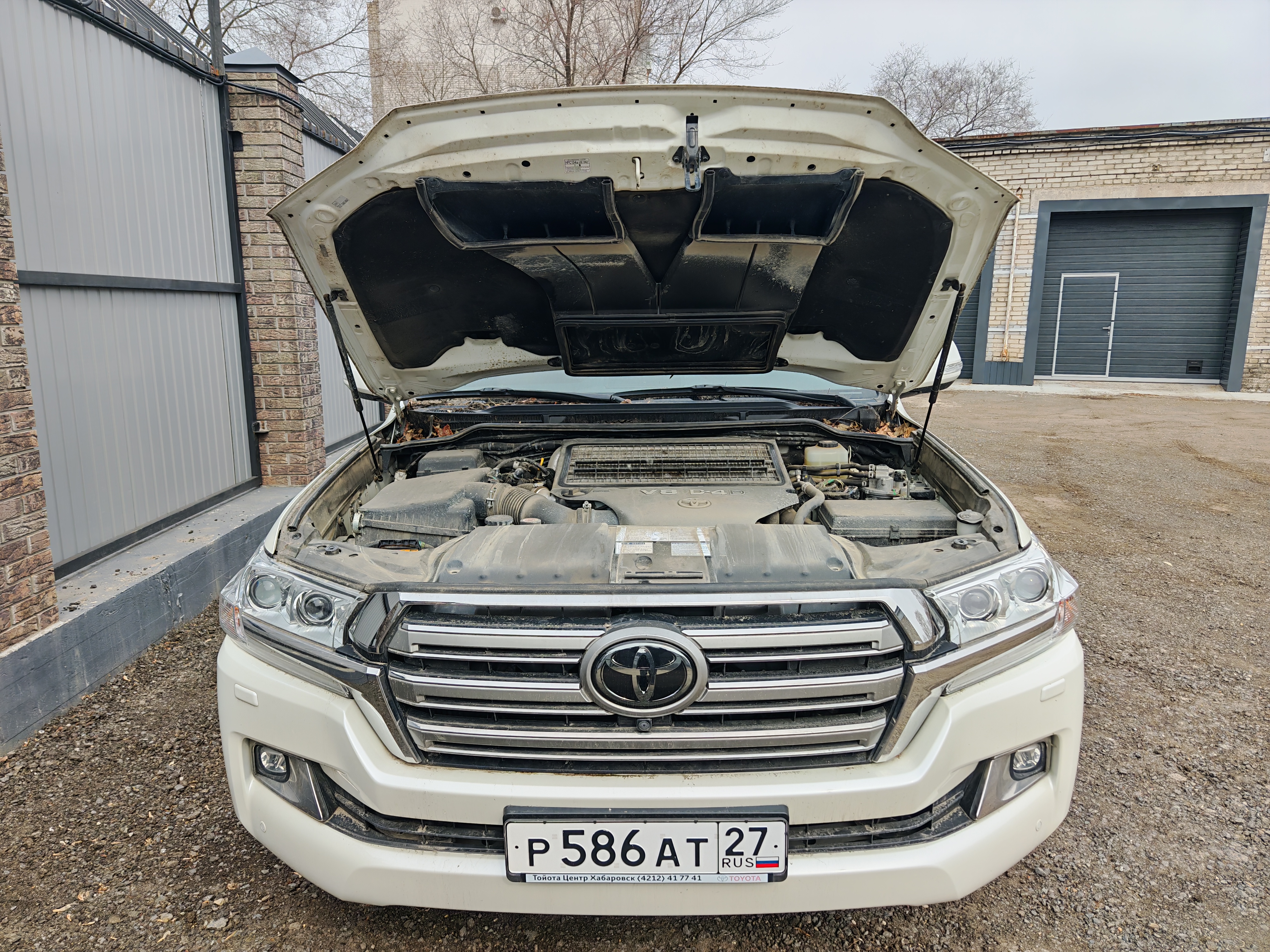 Автомобиль марки Toyota Land Cruiser 200, 2018 г.в, белого цвета, государственный регистрационный знак P586AT27,VIN JTMCV02J604259850