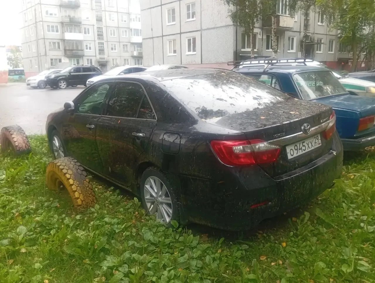 Транспортное средство Toyota Camry, 2013 года выпуска, цвет - черный металлик, VIN XW7BF4FK10S044321, государственный номер О945ХХ29. Состояние ТС: повреждения ЛКП на капоте, трещина и повреждения на переднем бампере, повреждения передней левой двери и заднего левого крыла.