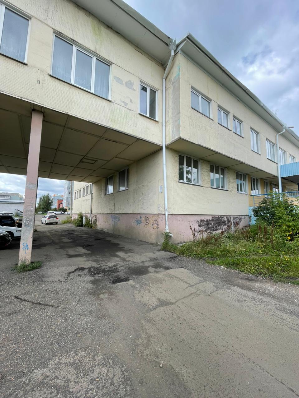 Нежилое здание стоматологической поликлиники, количество этажей 3, а также подземных 1, пл.1042,3 кв.м., с кадастровым №42:22:0102006:2180, по адресу: Кемеровская область – Кузбасс, г.Березовский, пр-т. Шахтеров, д.1
