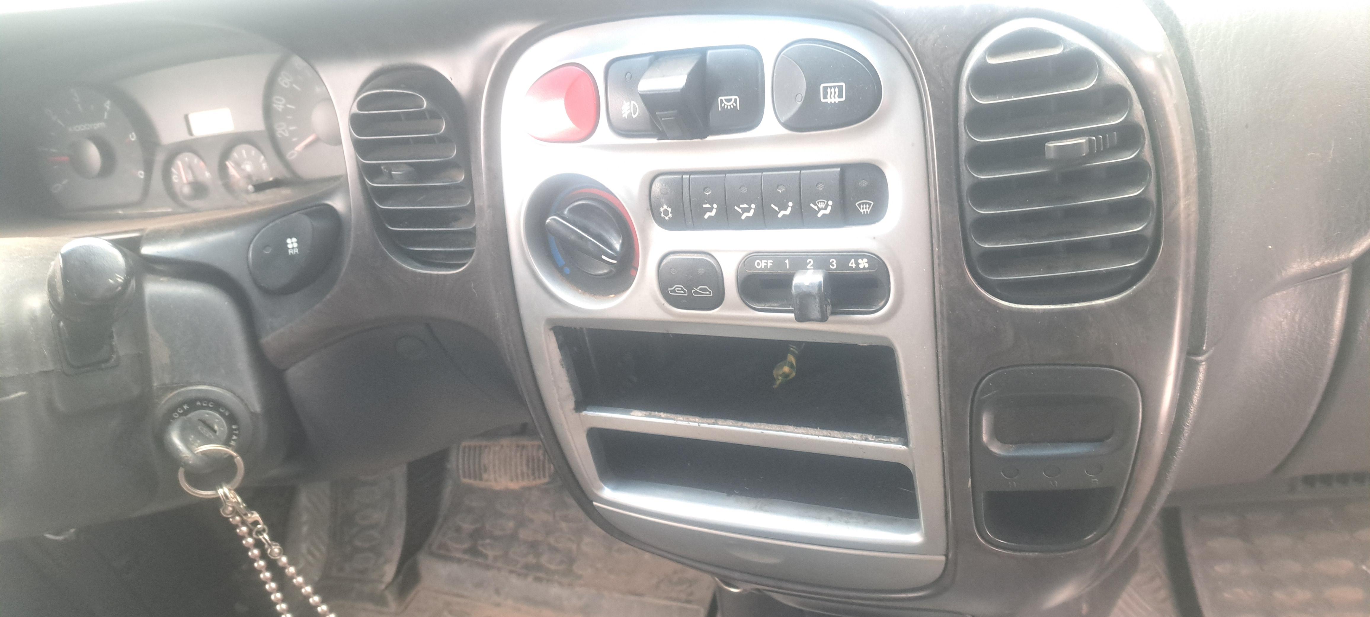 Транспортное средство марки Hyundai Starex, год выпуска 2005, адрес: Ставропольский край, Александровский район, с. Александровское, ул. Водная, 7.