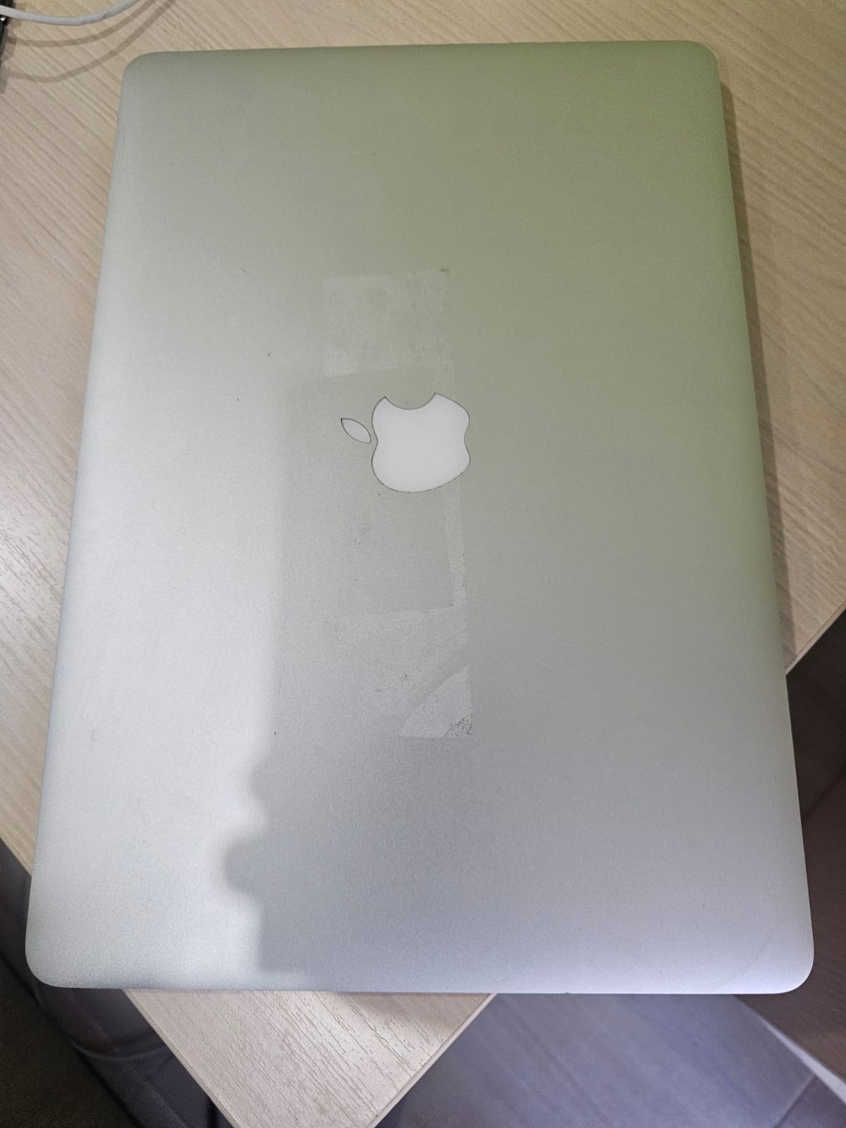 Картонная коробка белого цвета с изображением логотипа Apple на коробке изображен MacBook Pro внутри коробки находится устройство MacBook Pro G35F045J6P