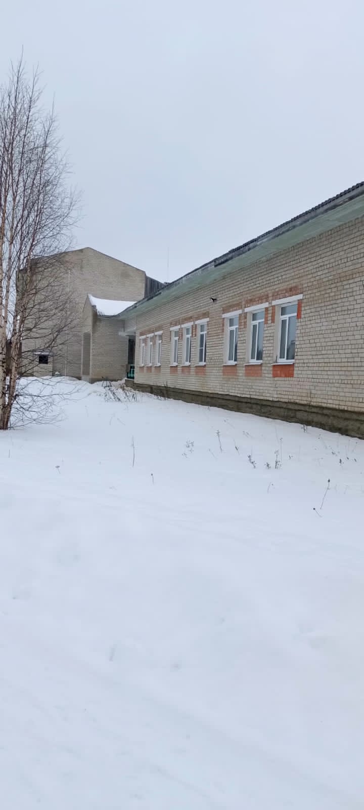 Помещения №№ 1-35 в подвале, 1-19, 41-79 на первом этаже общей площадью 2739,3 кв. м. в здании, расположенном по адресу: Республика Коми, г. Печора, п. Набережный, ул. Школьная, д. 39. Здание кирпичное, одноэтажное, 2003 года постройки. Кадастровый номер: 11:12:1501001:234. Закреплено на праве оперативного управления за Управлением образования МР «Печора».