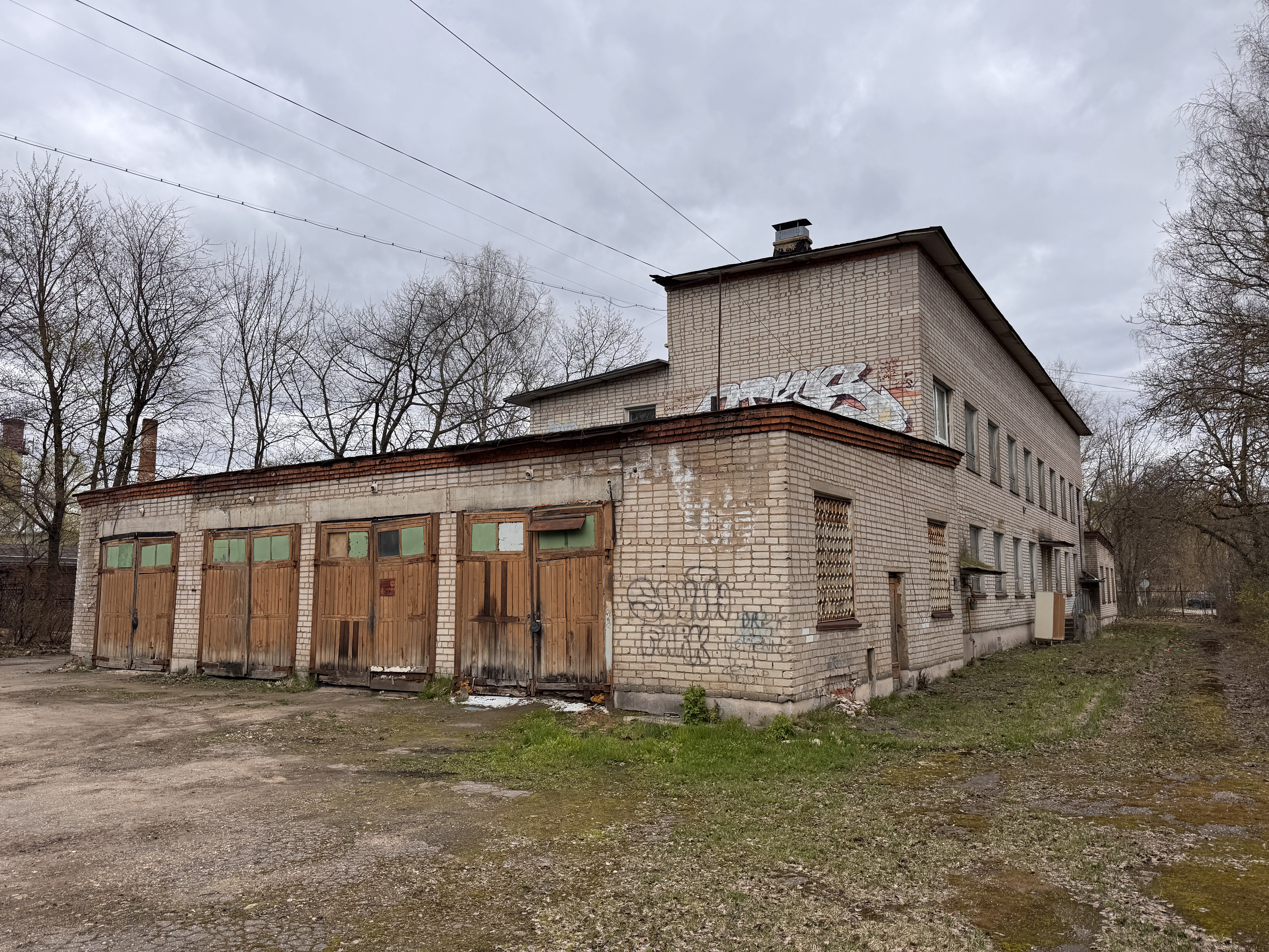Продажа находящегося в федеральной собственности объекта недвижимого имущества площадью 1 014,3 кв. метра (кадастровый номер 50:18:0010702:546, адрес: Российская Федерация, Московская область, м.о. Можайский, г. Можайск, ул. Амбулаторная, д. 3 стр. 2), одновременно с находящимся в федеральной собственности земельным участком площадью 2 540 кв. метров (кадастровый номер 50:18:0010702:2818), на котором расположен такой объект недвижимого имущества.
