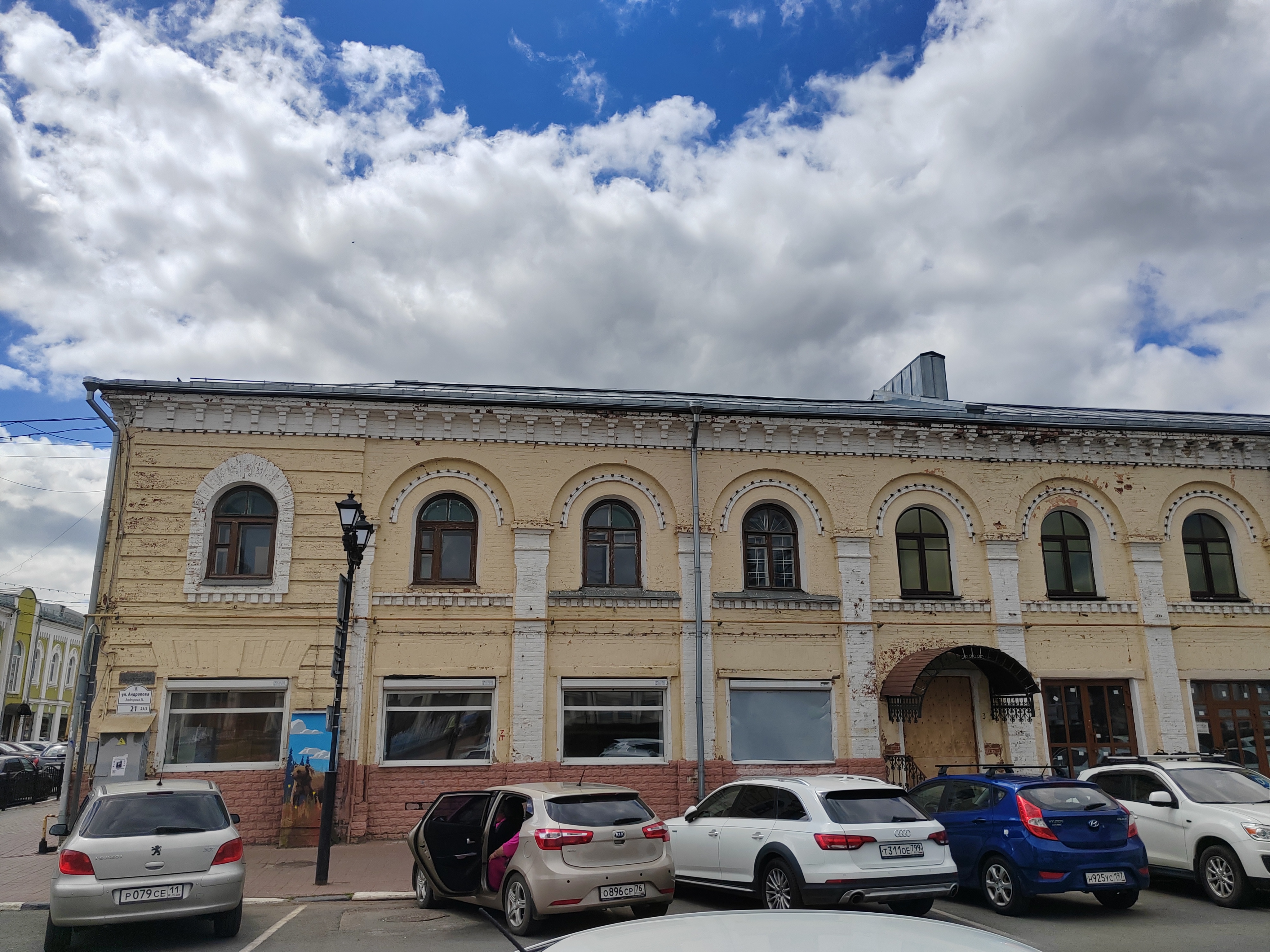 Изъятые на основании решения суда нежилые помещения в объекте культурного наследия местного (муниципального) значения «Новообщественный ряд толкучего рынка», 1873 г., 1928 г., по адресу: г. Ярославль, ул. Андропова, д.21 с земельным участком с кадастровым номером 76:23:030710:2 (общая долевая собственность,456/547)