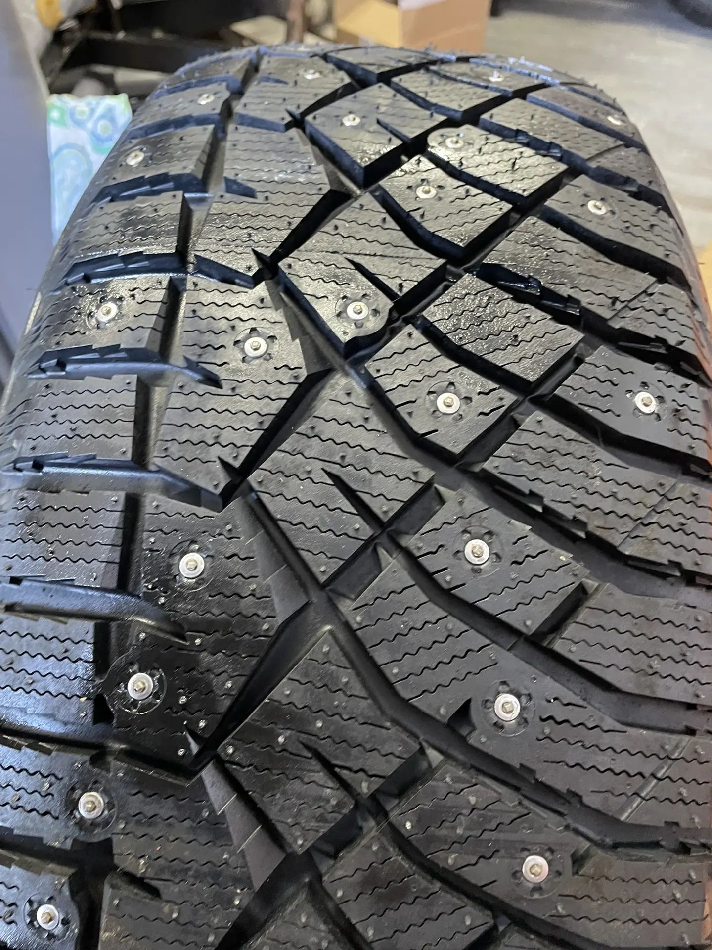 Автомобильная зимняя шина Nitto Therma spike 235/55 R18