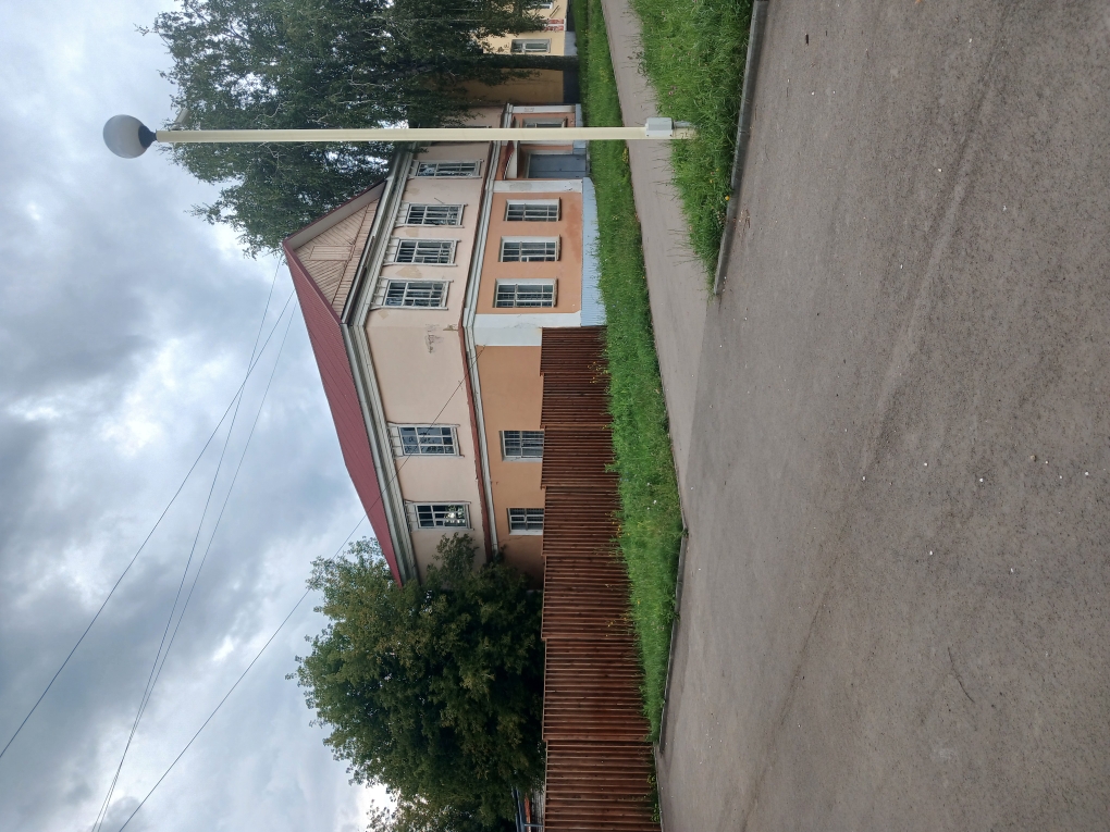 Нежилое здание и земельный участок