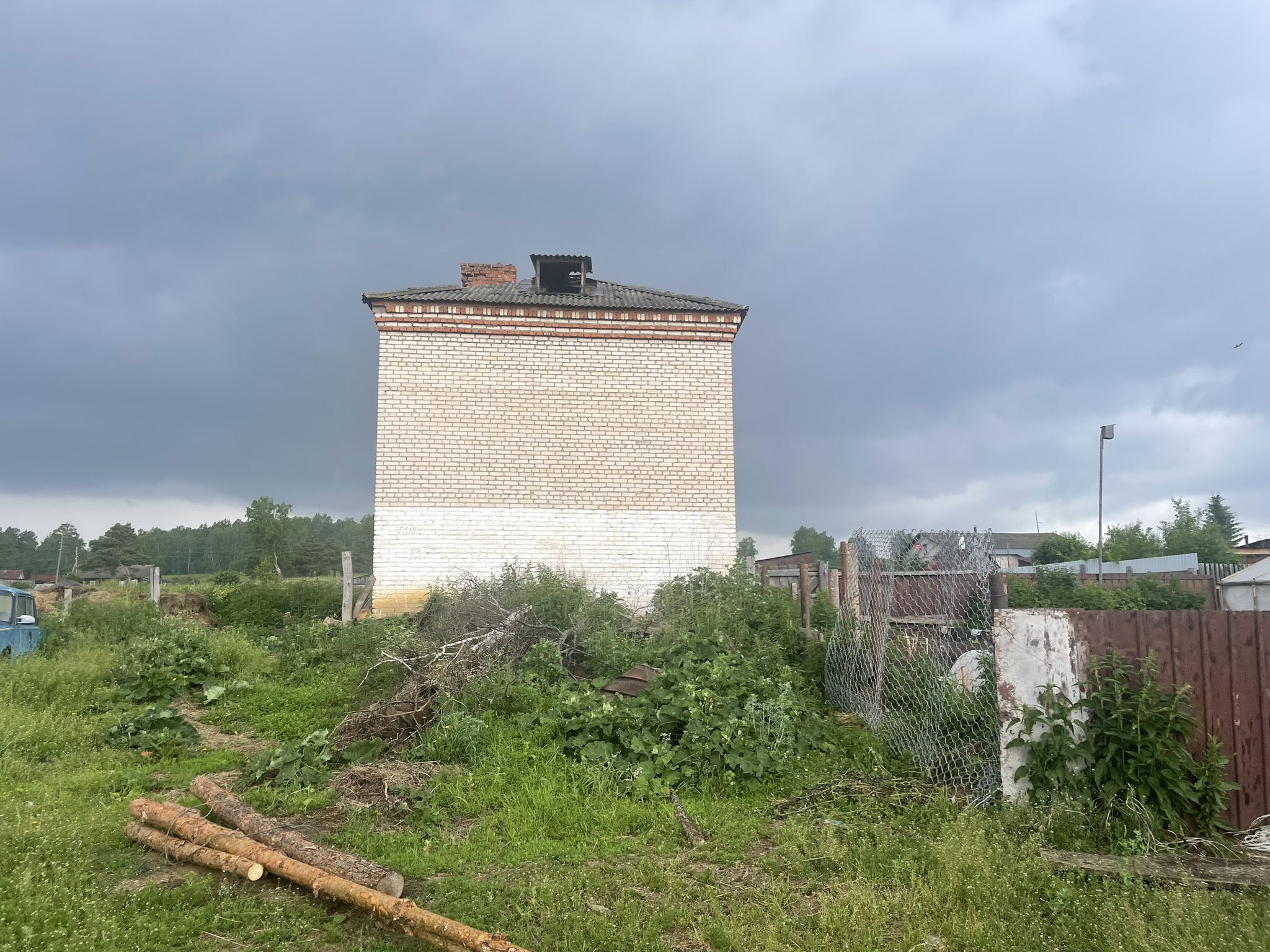Нежилое здание, назначение: нежилое, площадь: 240,8 кв. метра, количество этажей: 2, в том числе подземных 0, кадастровый номер: 74:25:0100602:567, расположенный по адресу: Российская Федерация, Челябинская область, Златоустовский городской округ, п. Тайнак, ул. Советская, д.14, с отчуждением земельного участка (площадь 851,0 кв. м.).